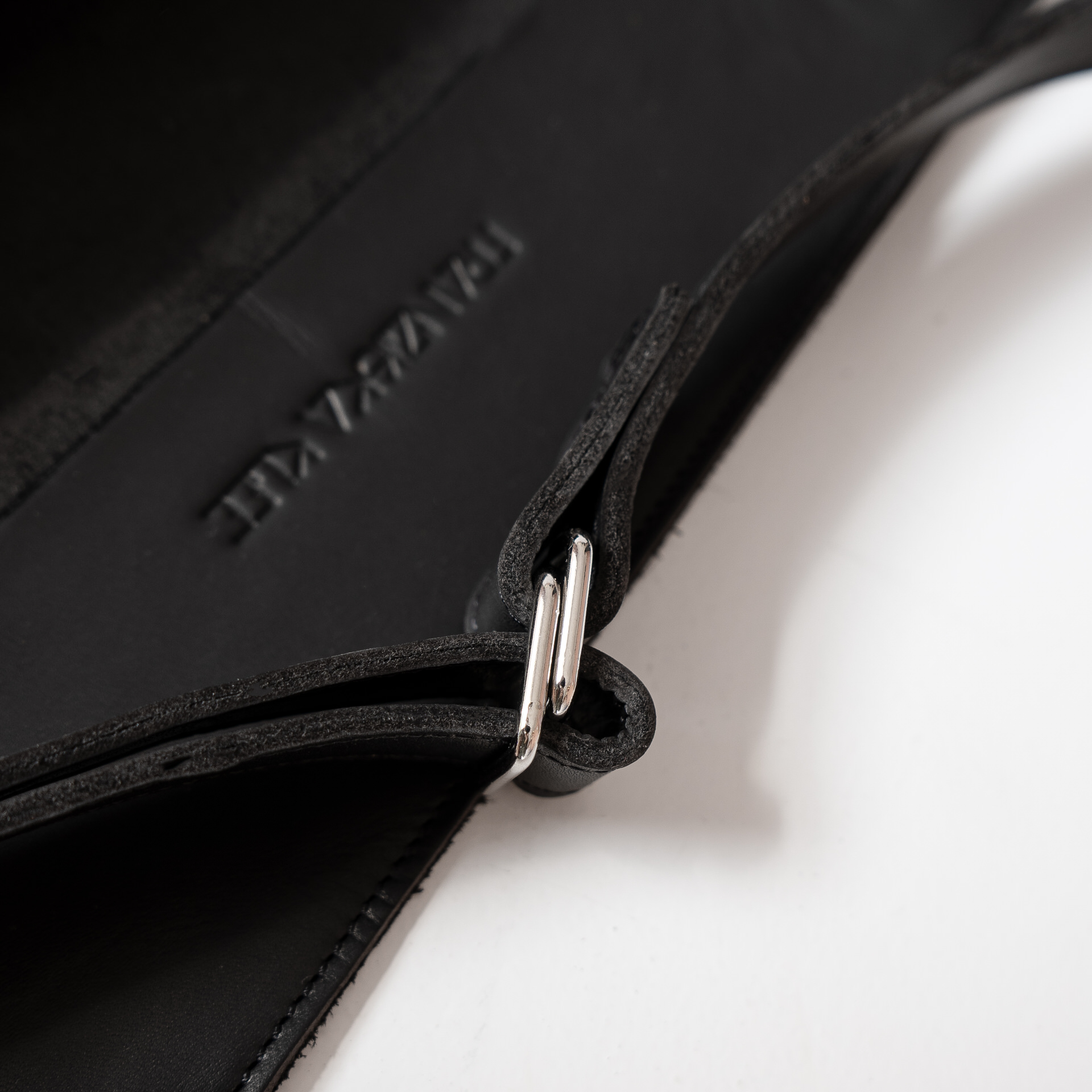 Detailaufnahme Crossbody Bag TEA Large in der Farbe Schwarz geölt.