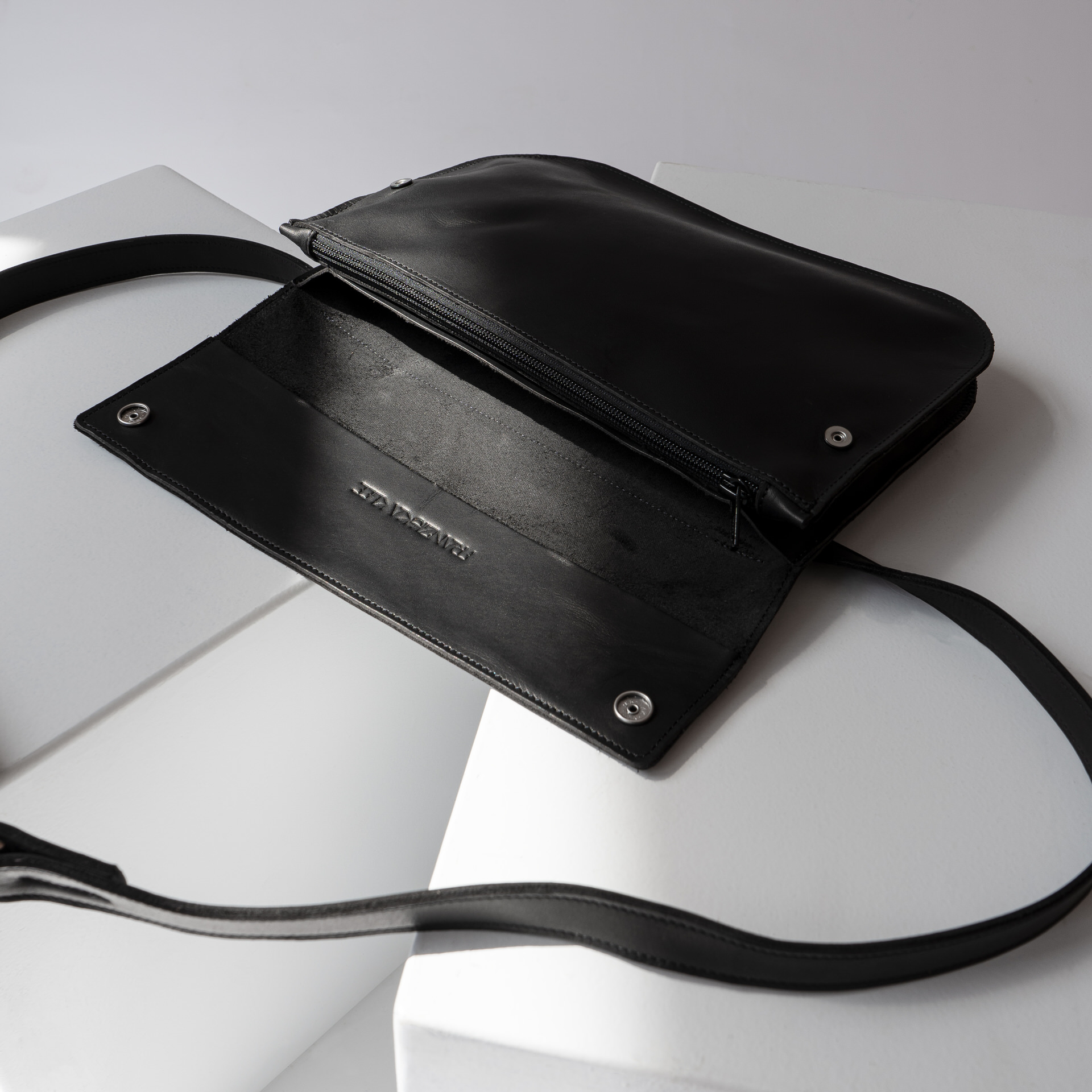 Crossbody Bag TEA Large liegt aufgeklappt auf einem Tisch.