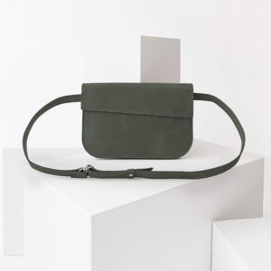 Crossbody Bag Tea Large in Steingrau aus nachhaltigem Leder.