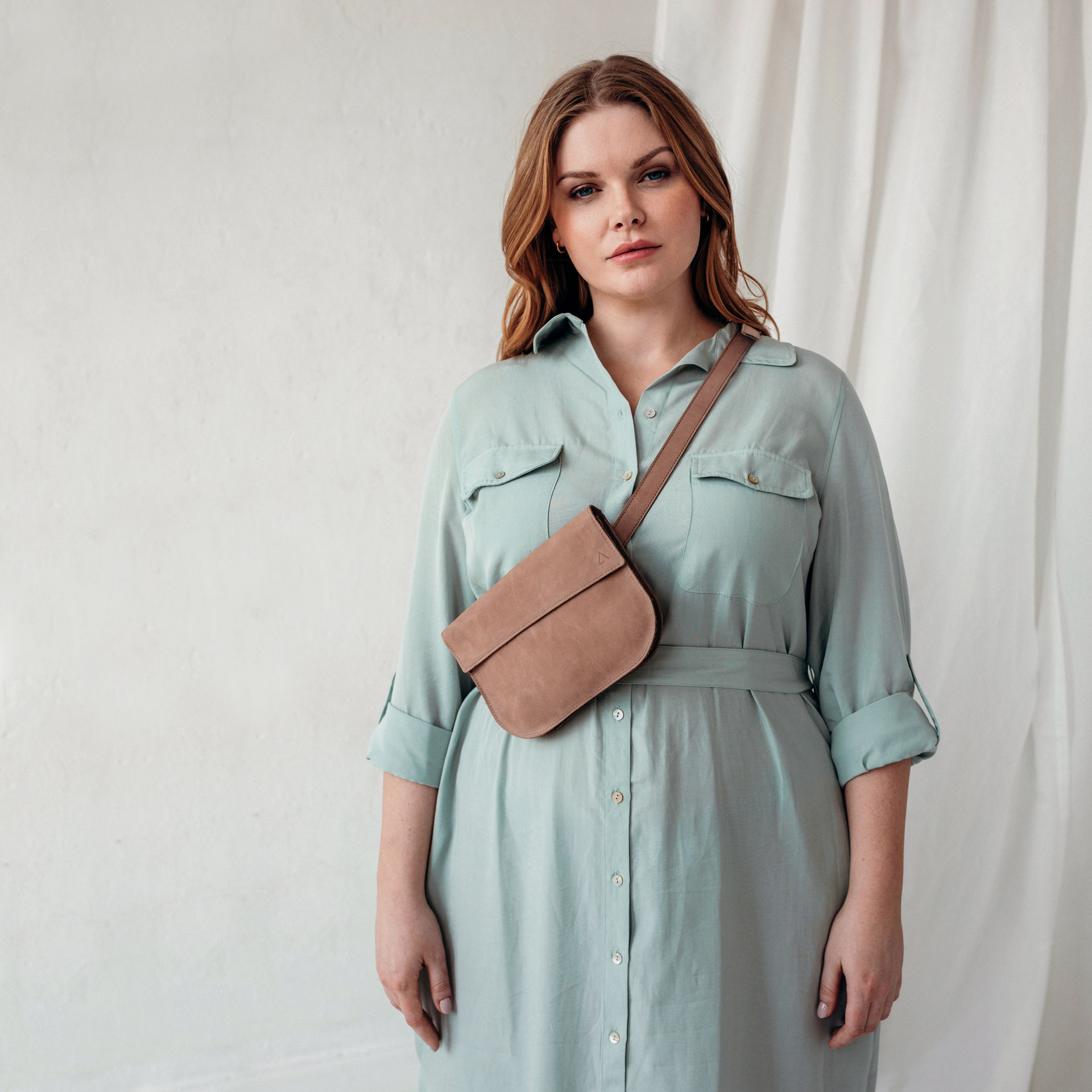 Model mit Crossbody Bag aus hellbraunem Naturleder