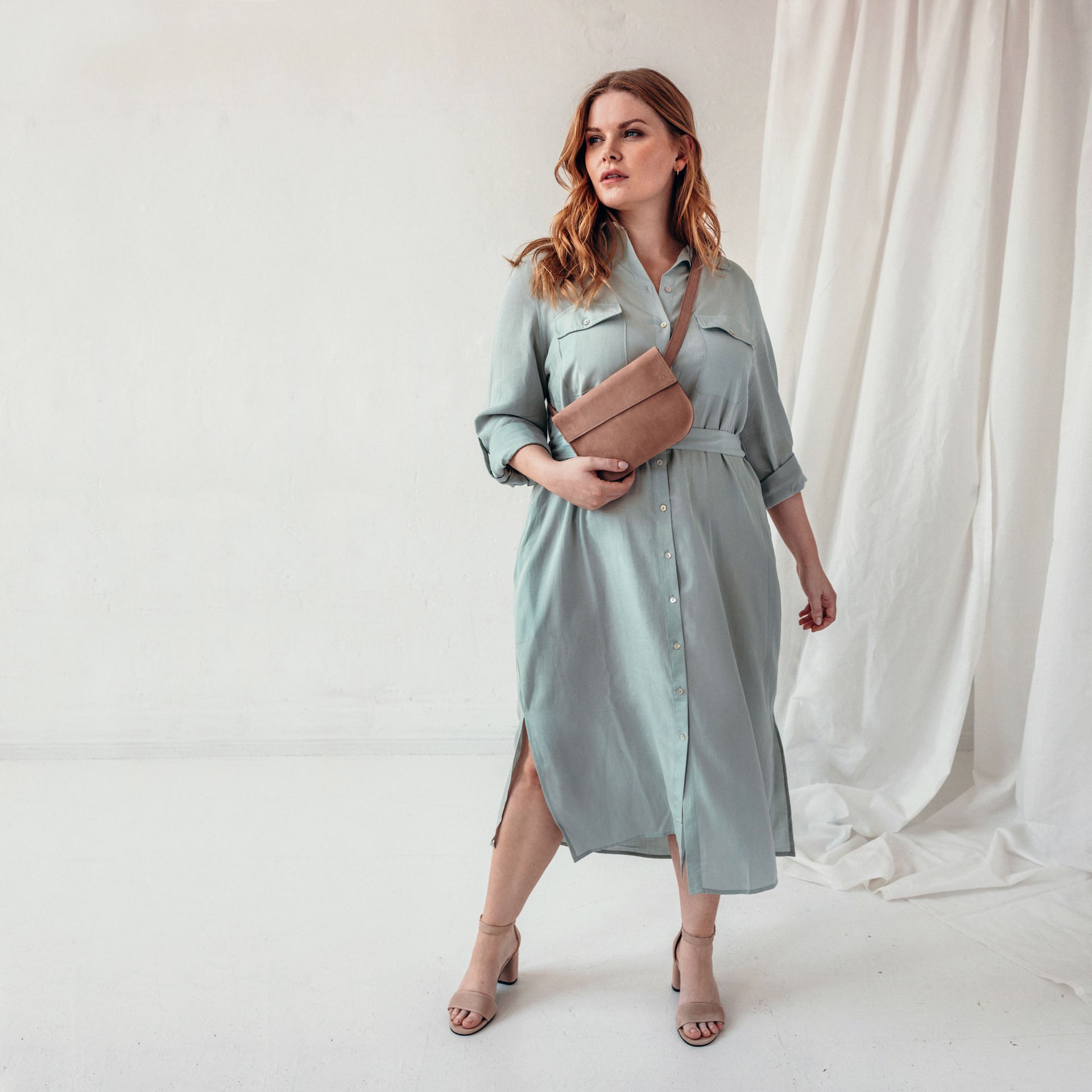 Model trägt Crossbody Bag TEA in der Farbe Hellbraun Crossbody.