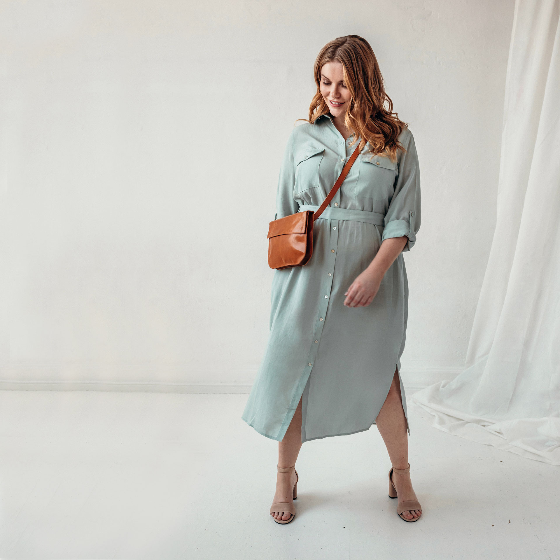 Model trägt Crossbody Bag TEA in der Farbe Cognac geölt crossbody.