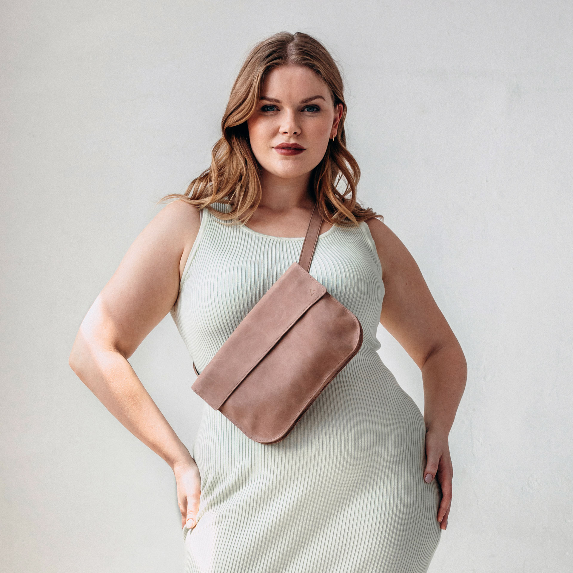 Model trägt Crossbody Bag TEA Large in der Farbe Hellbraun crossbody.