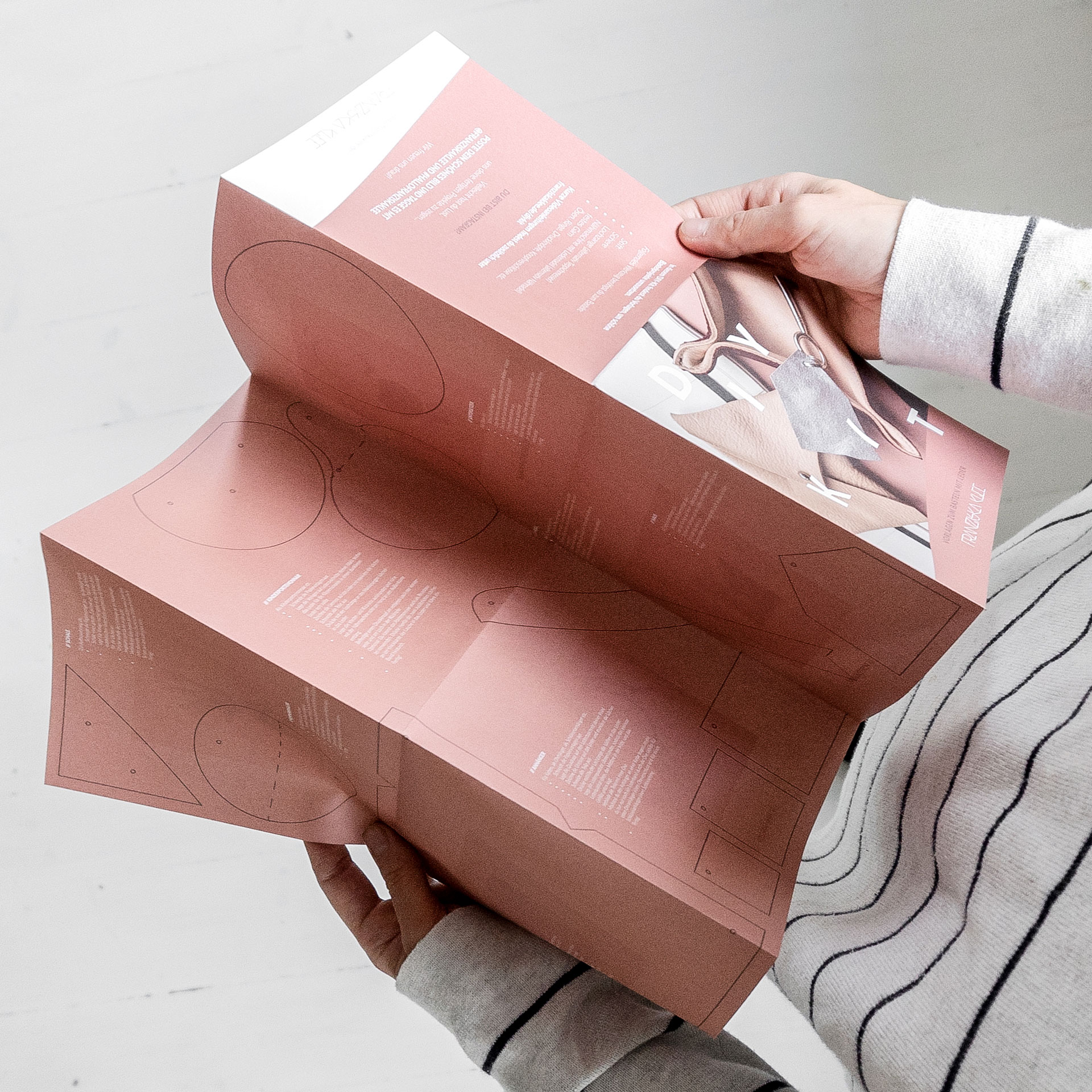 DIY Bastelkit Bastelbogen aufgeklappt mit verschiedenen Ideen