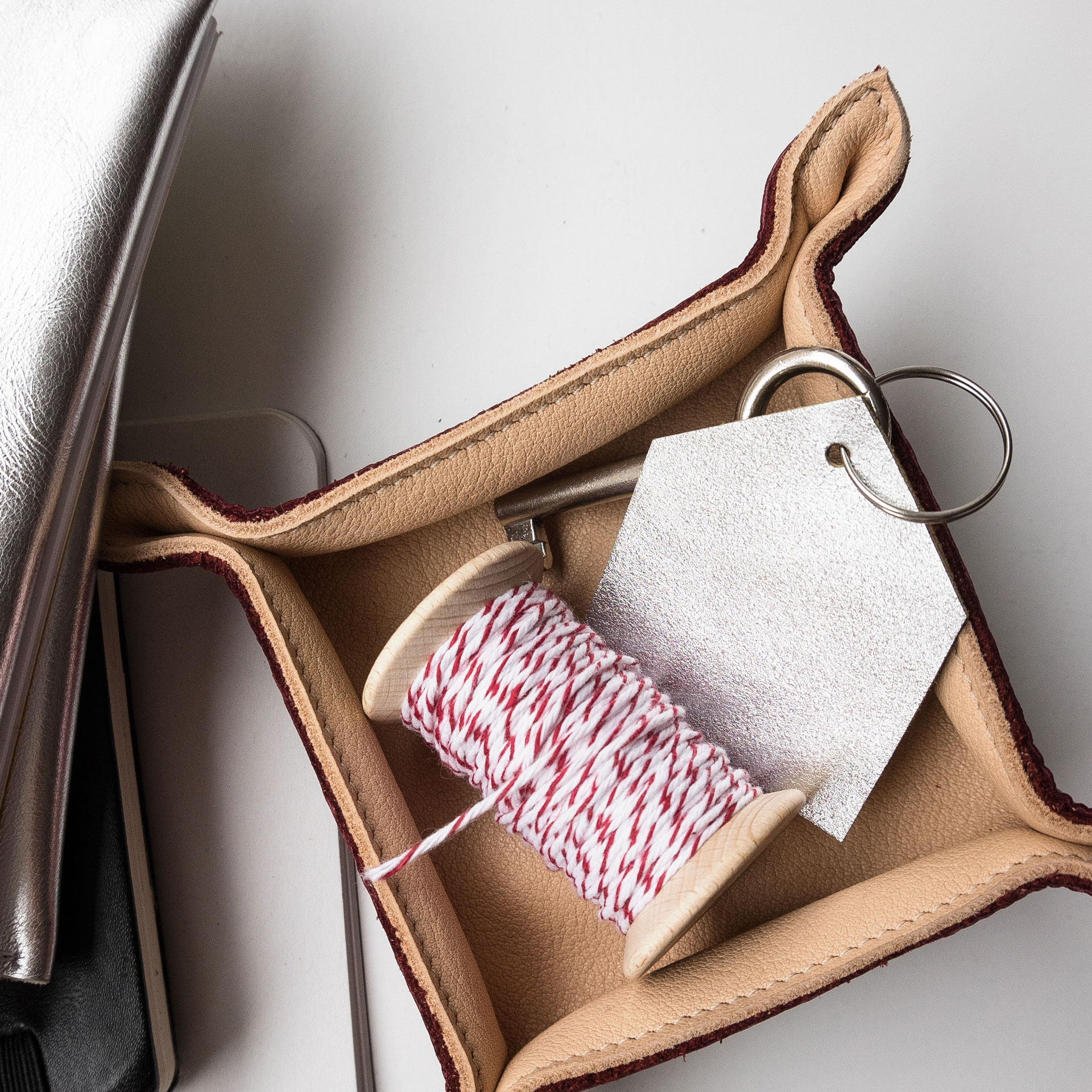 DIY Bastelkit Mood Shot Schlüsselanhänger in Silber und Aufbewahrungsschale in Weinrot und Beige