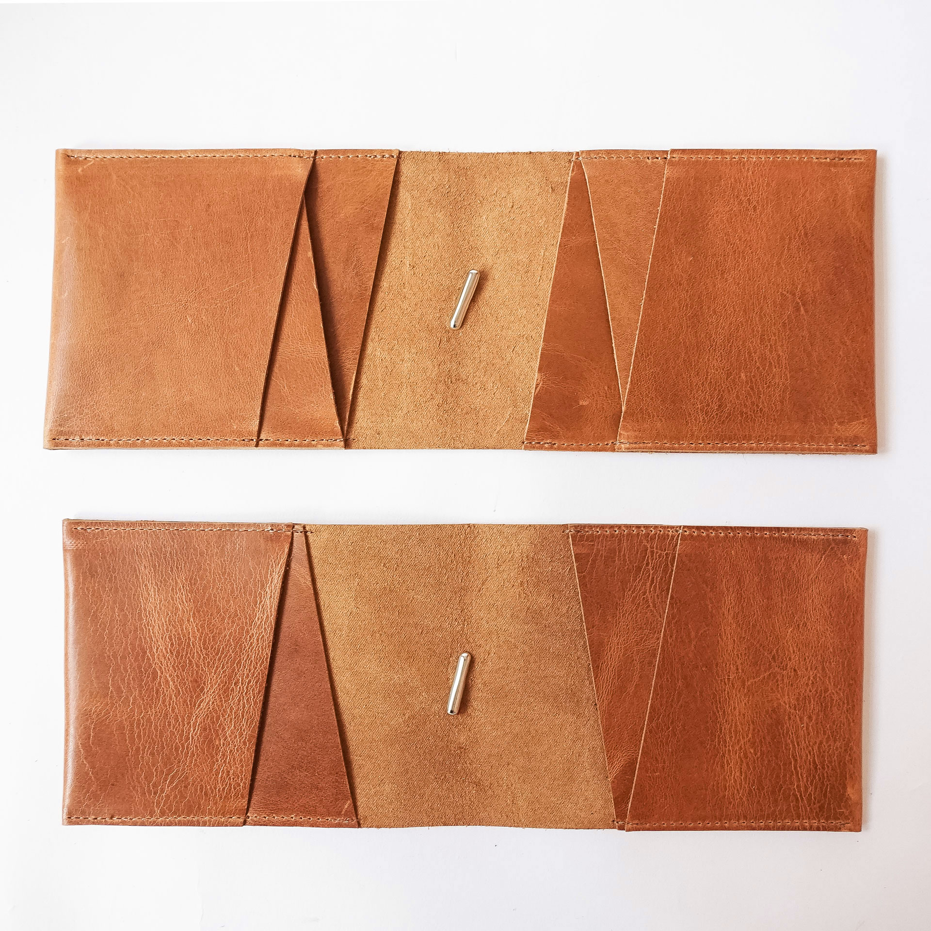 Familienreisepasshüllen EVE aus nachhaltigem Naturleder in Cognac geölt aufgeklappt mit Raum für vier und sechs Reisepässe