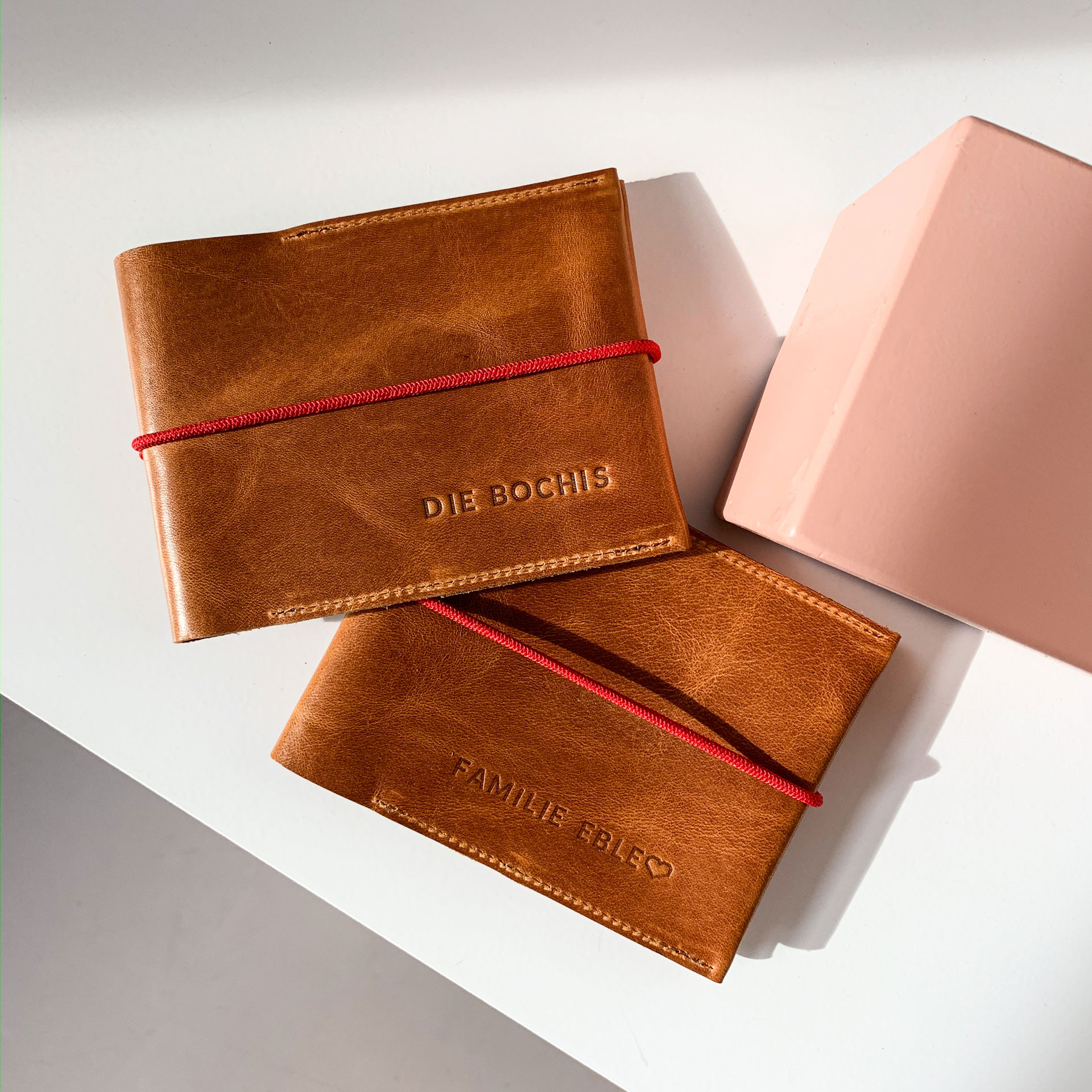Mood Shot Familienreisepasshüllen EVE aus nachhaltigem Naturleder in Cognac geölt mit rotem Verschlussband und individueller Prägung