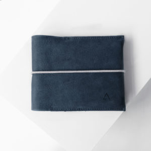 Familienreisepasshülle EVE aus nachhaltigem Naturleder in Dunkelblau mit cremefarbenem Verschlussband und dezenter Logoprägung