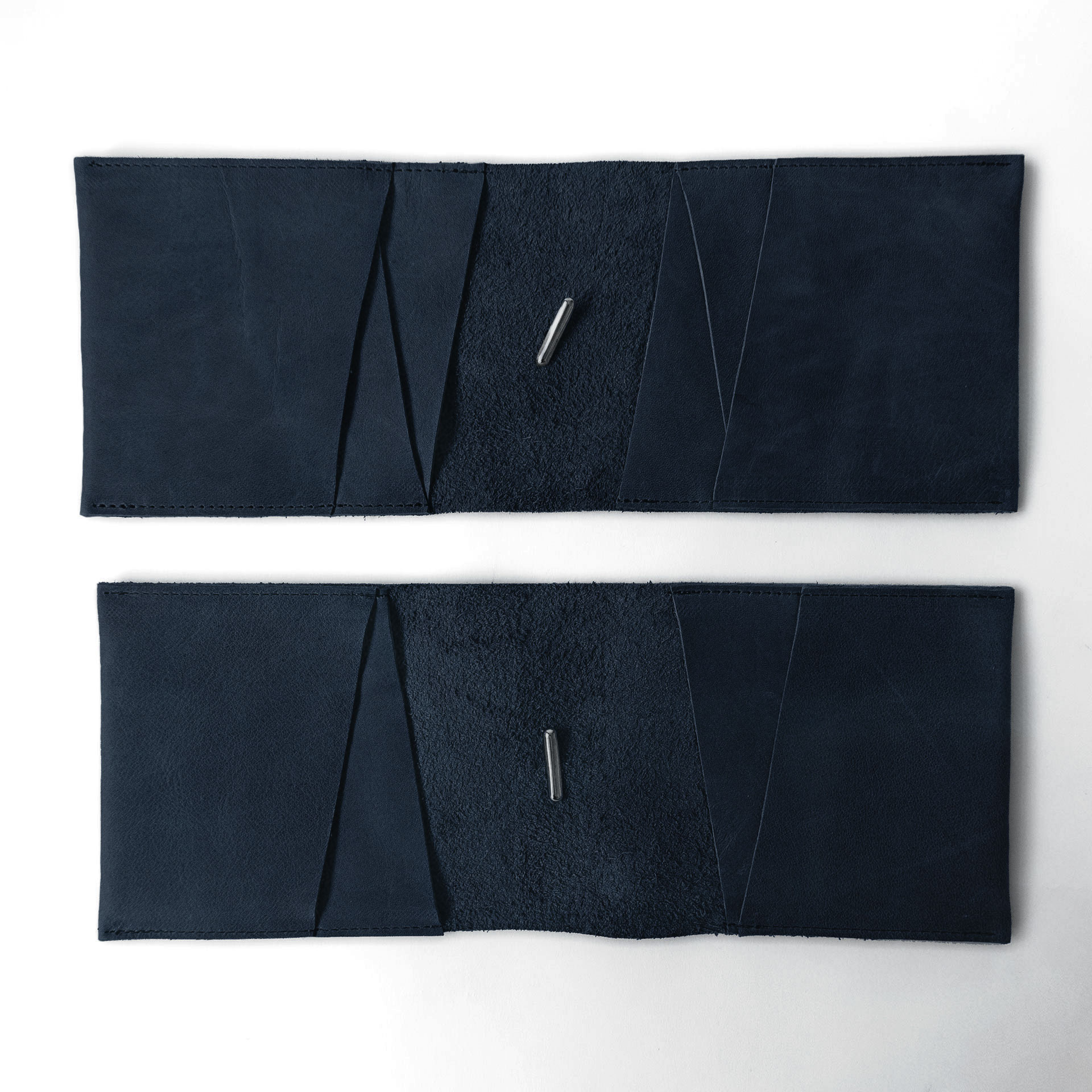 Familienreisepasshüllen EVE aus nachhaltigem Naturleder in Dunkelblau aufgeklappt mit Platz für vier und sechs Reisepässe