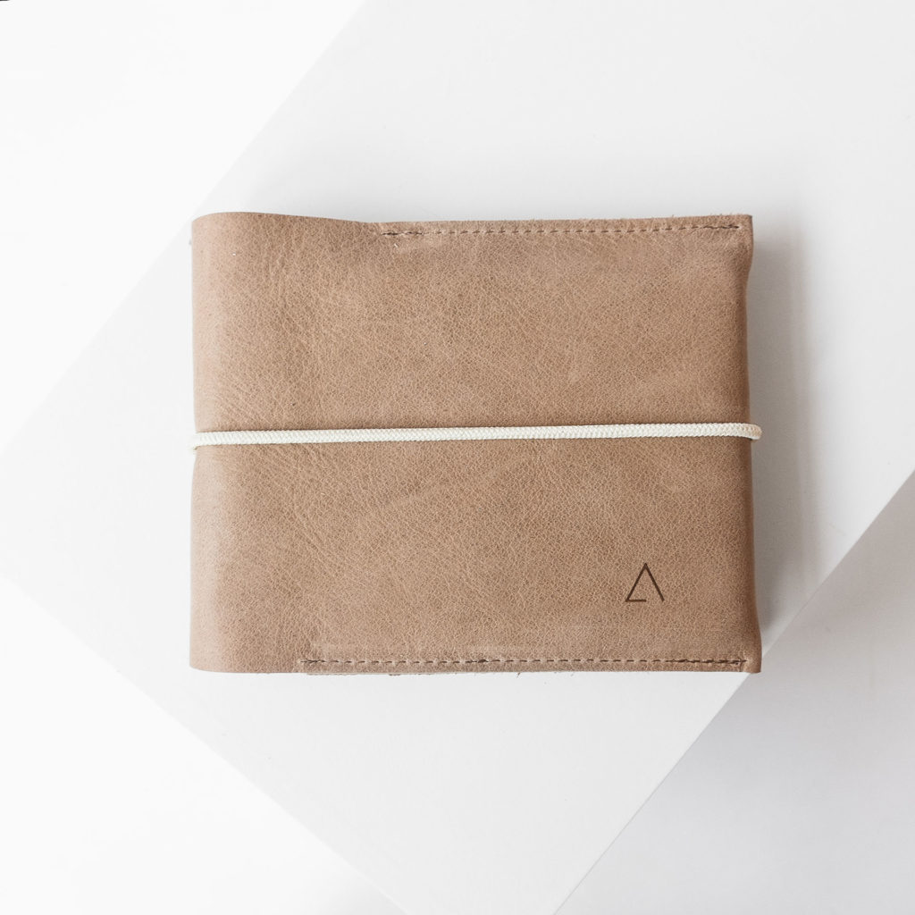 Familienreisepasshülle EVE aus nachhaltigem Naturleder in Hellbraun mit cremefarbenem Verschlussband und dezenter Logoprägung