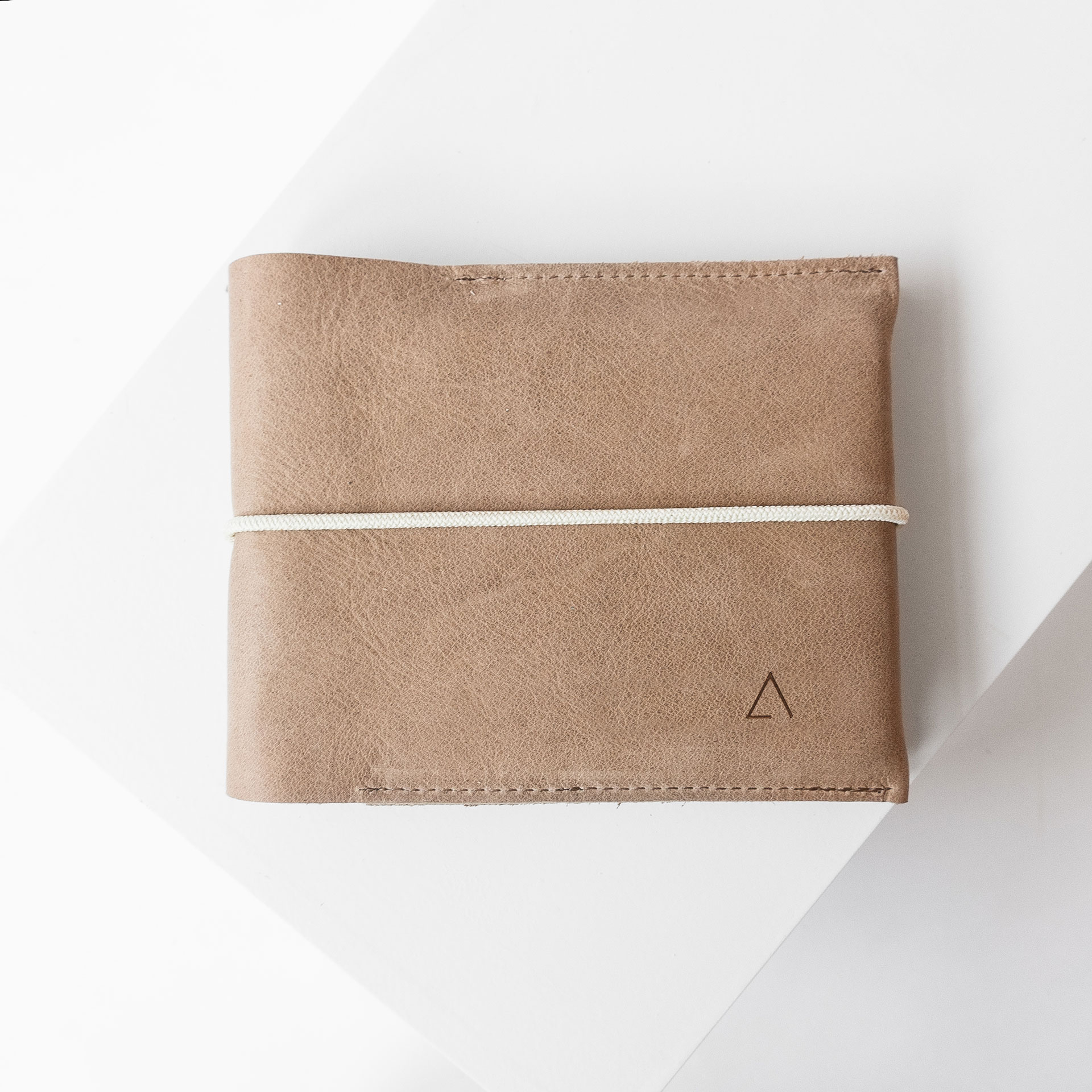 Familienreisepasshülle EVE aus nachhaltigem Naturleder in Hellbraun mit cremefarbenem Verschlussband und dezenter Logoprägung