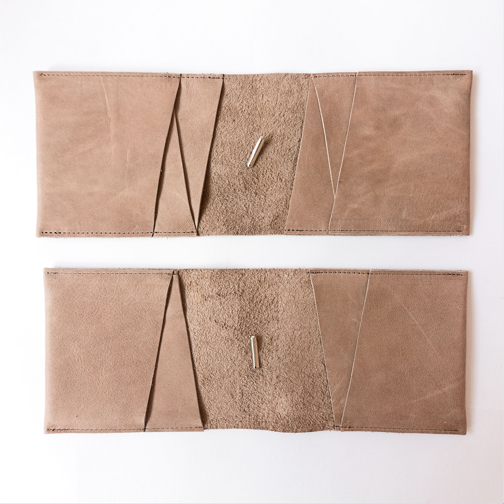 Familienreisepasshüllen EVE aus nachhaltigem Naturleder in Hellbraun aufgeklappt mit Raum für vier und sechs Reisepässe
