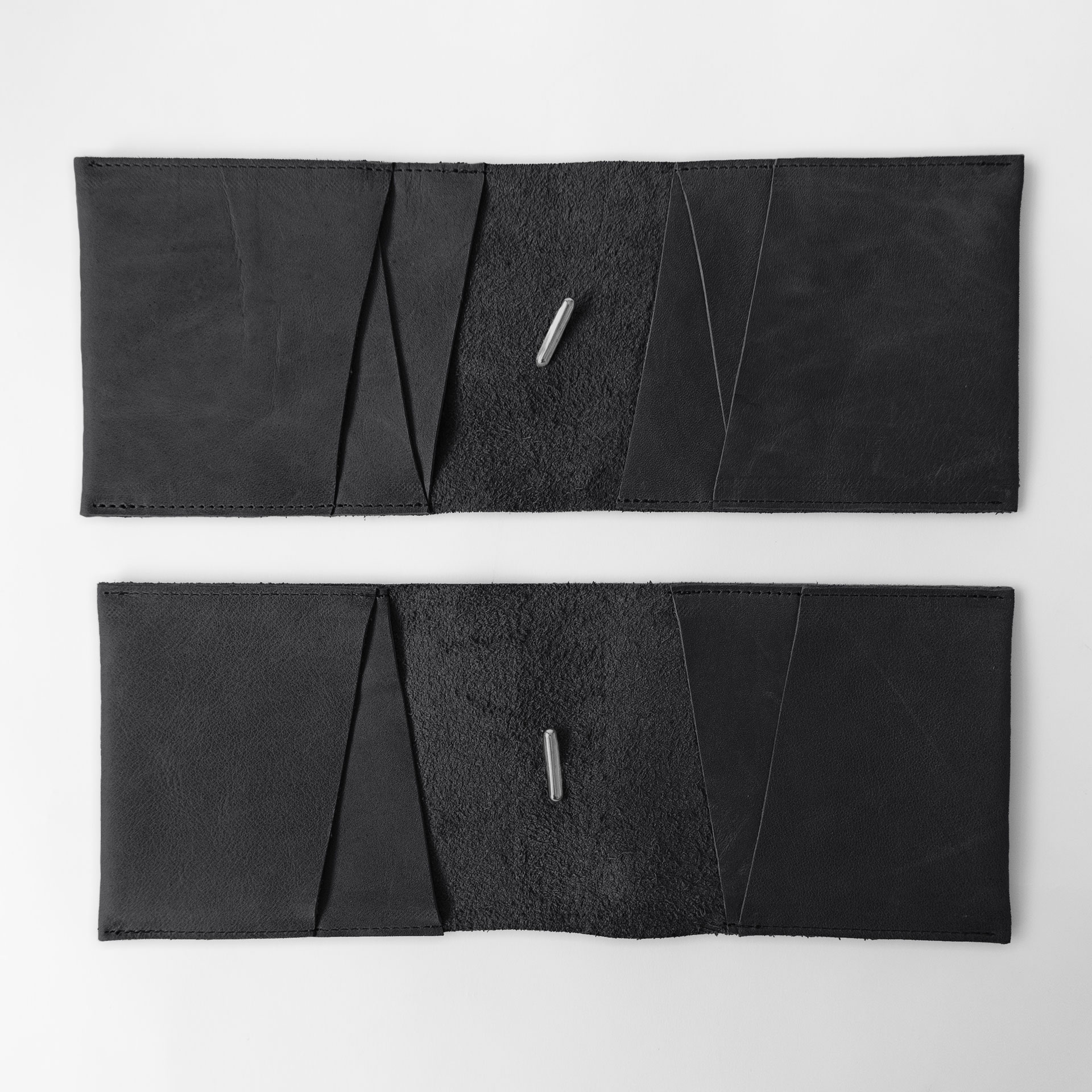 Familienreisepasshüllen EVE aus nachhaltigem Naturleder in Kohle aufgeklappt mit Raum für vier und sechs Reisepässe