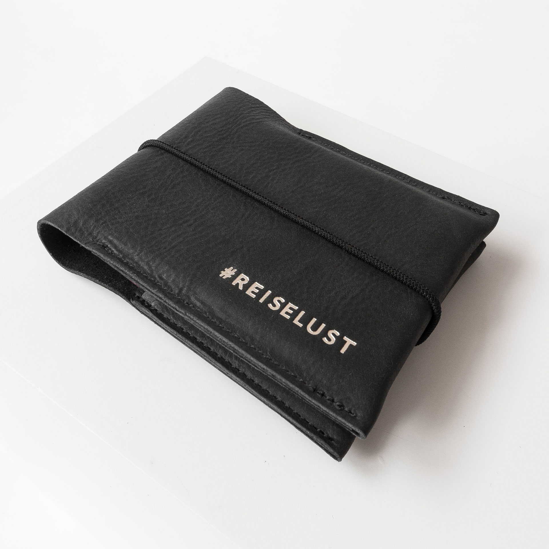 Familienreisepasshülle EVE aus nachhaltigem Naturleder in Kohle mit schwarzem Verschlussband und individueller Prägung in Silber