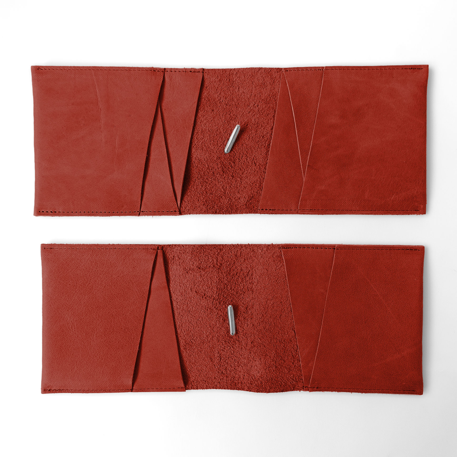 Familienreisepasshüllen EVE aus nachhaltigem Naturleder in Rot aufgeklappt mit Raum für vier und sechs Reisepässe