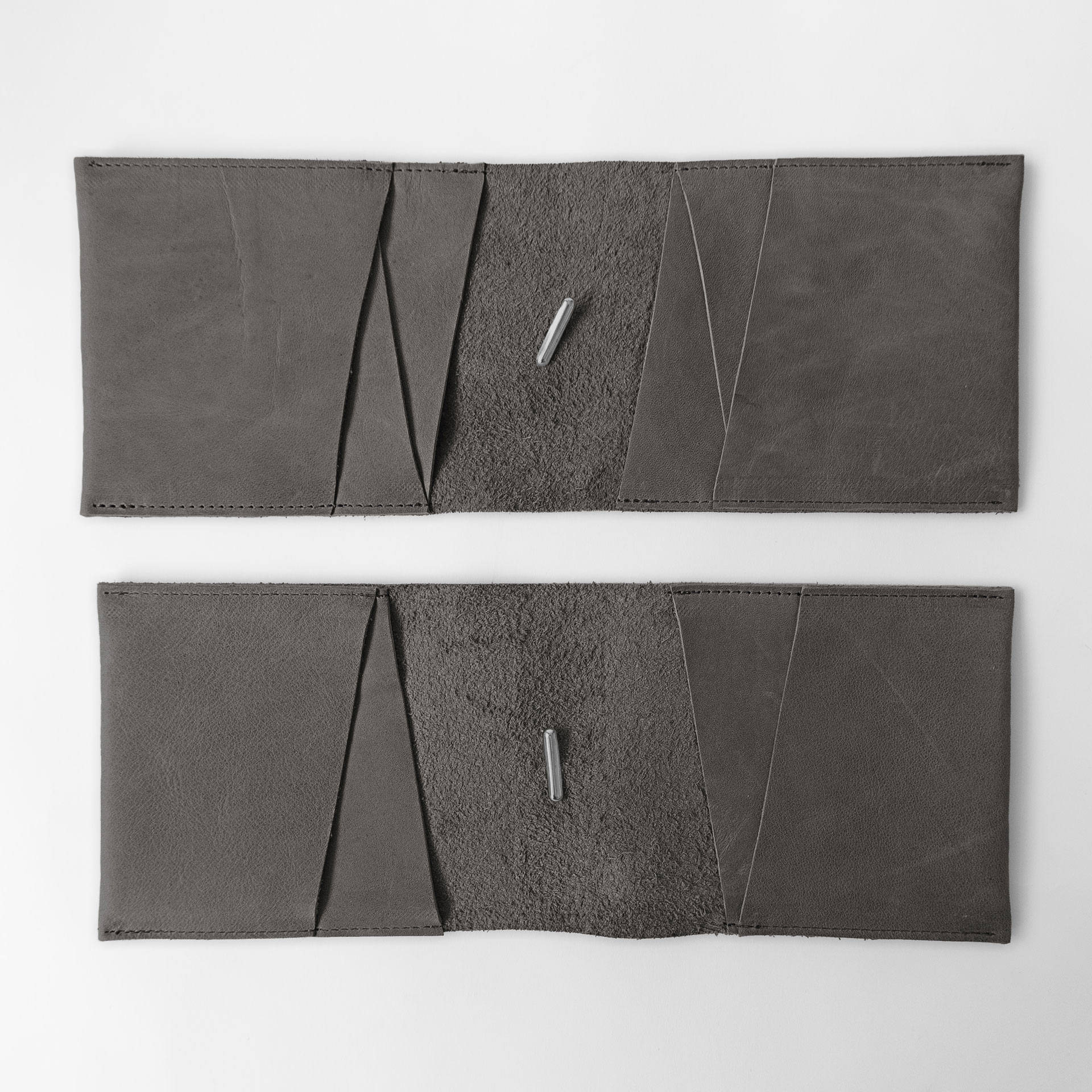 Familienreisepasshüllen EVE aus nachhaltigem Naturleder in Steingrau aufgeklappt mit Raum für vier und sechs Reisepässe