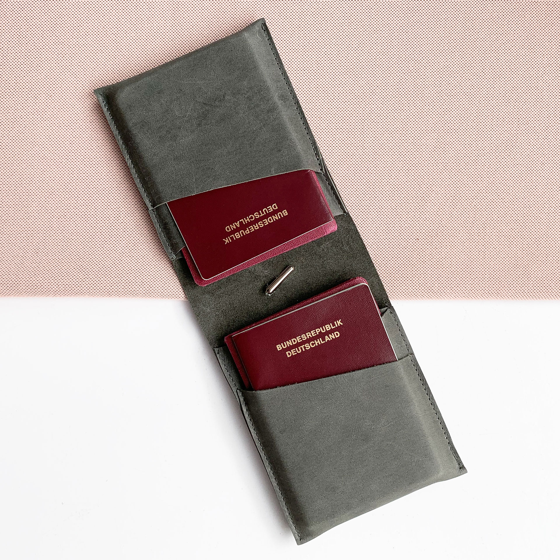 Familienreisepasshülle EVE aus nachhaltigem Naturleder in Steingrau aufgeklappt mit vier Reisepässen