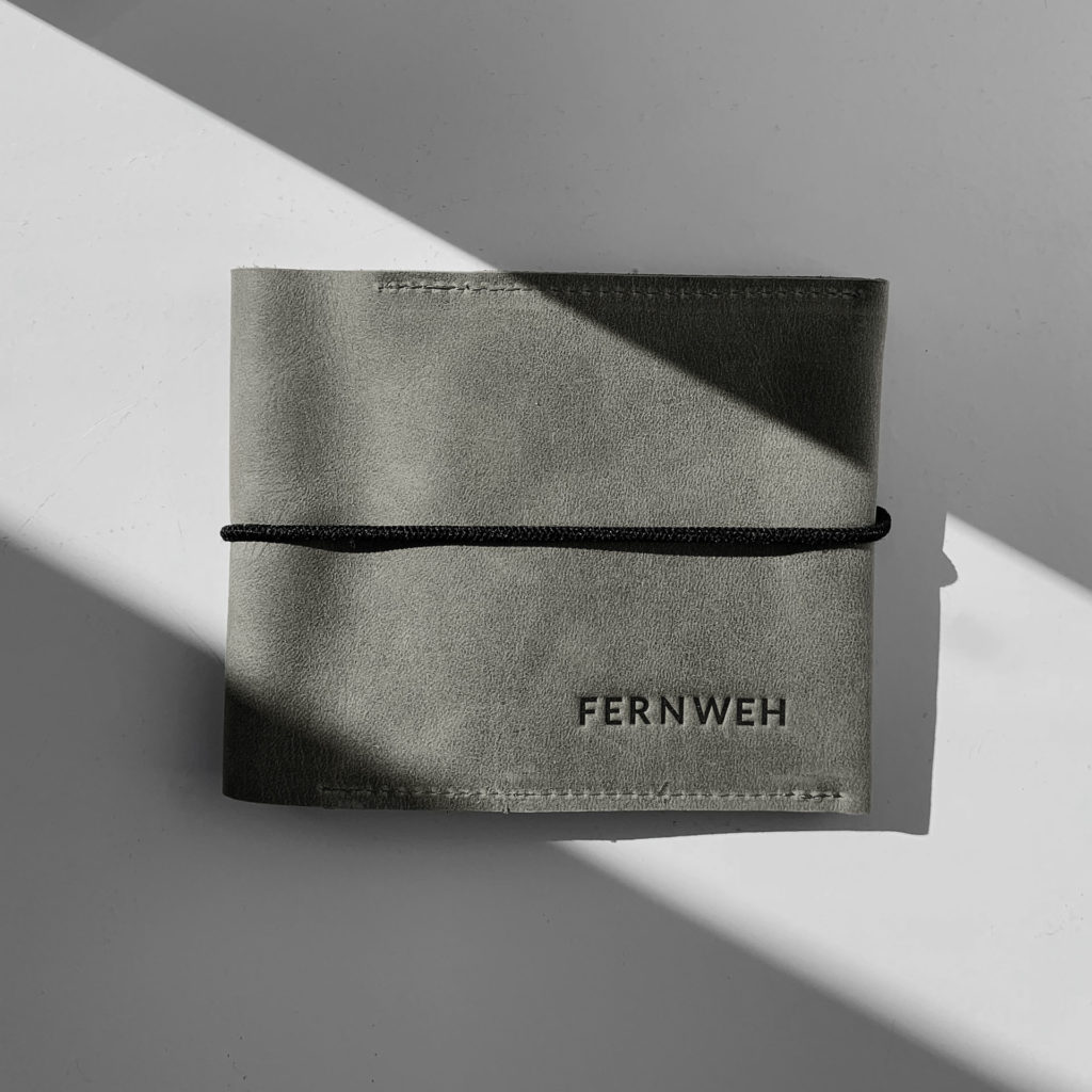 Familienreisepasshülle EVE aus nachhaltigem Naturleder in Steingrau mit schwarzem Verschlussband und individueller Prägung