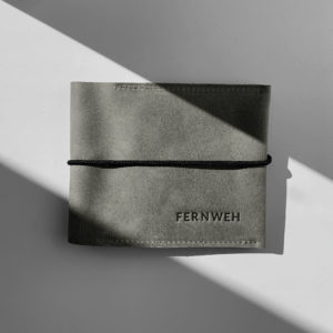 Familienreisepasshülle EVE aus nachhaltigem Naturleder in Steingrau mit schwarzem Verschlussband und individueller Prägung