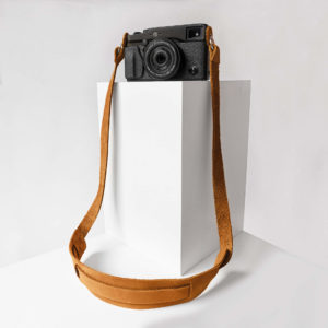 Kameragurt HAN in der Farbe Cognac.