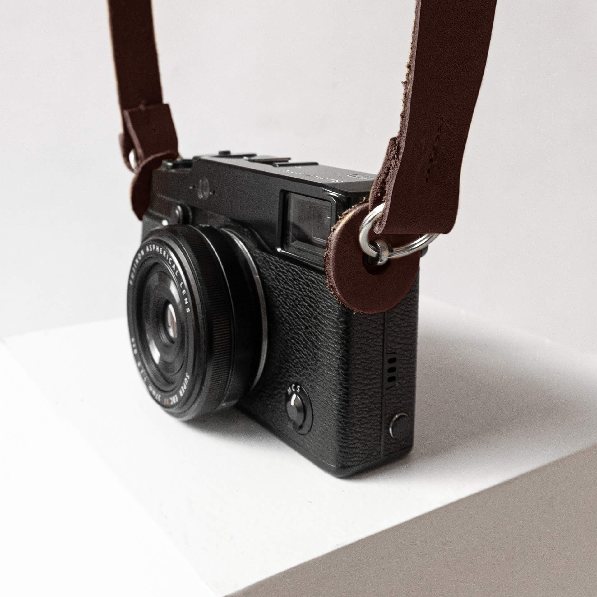 Detailaufnahme Kameragurt HAN in der Farbe Dunkelbraun.