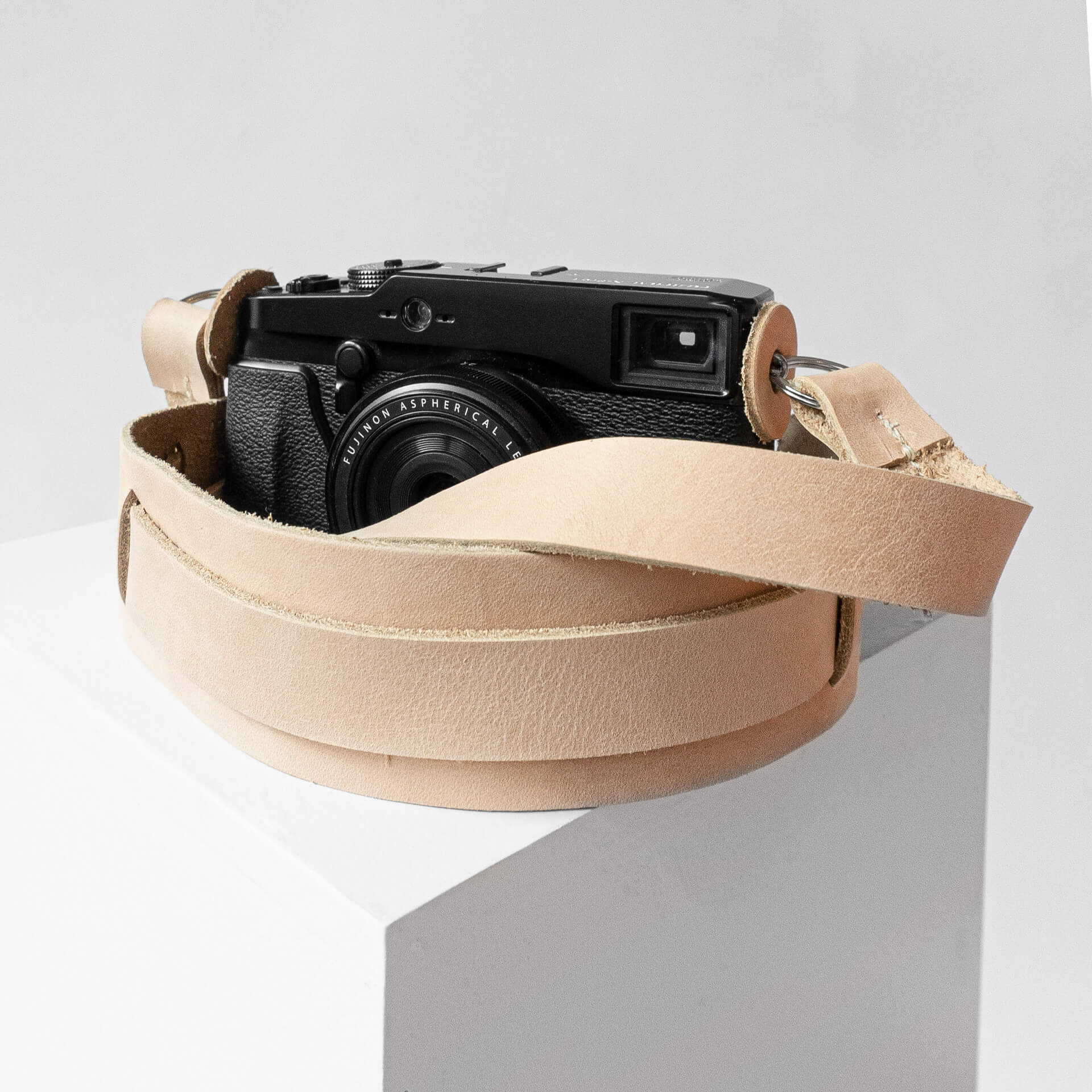 Detailaufnahme Kameragurt HAN in der Farbe Hellbraun.