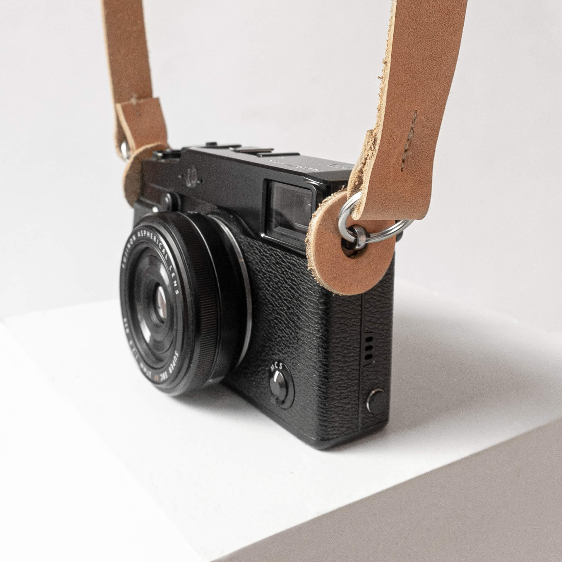 Detailaufnahme Kameragurt HAN in der Farbe Hellbraun.