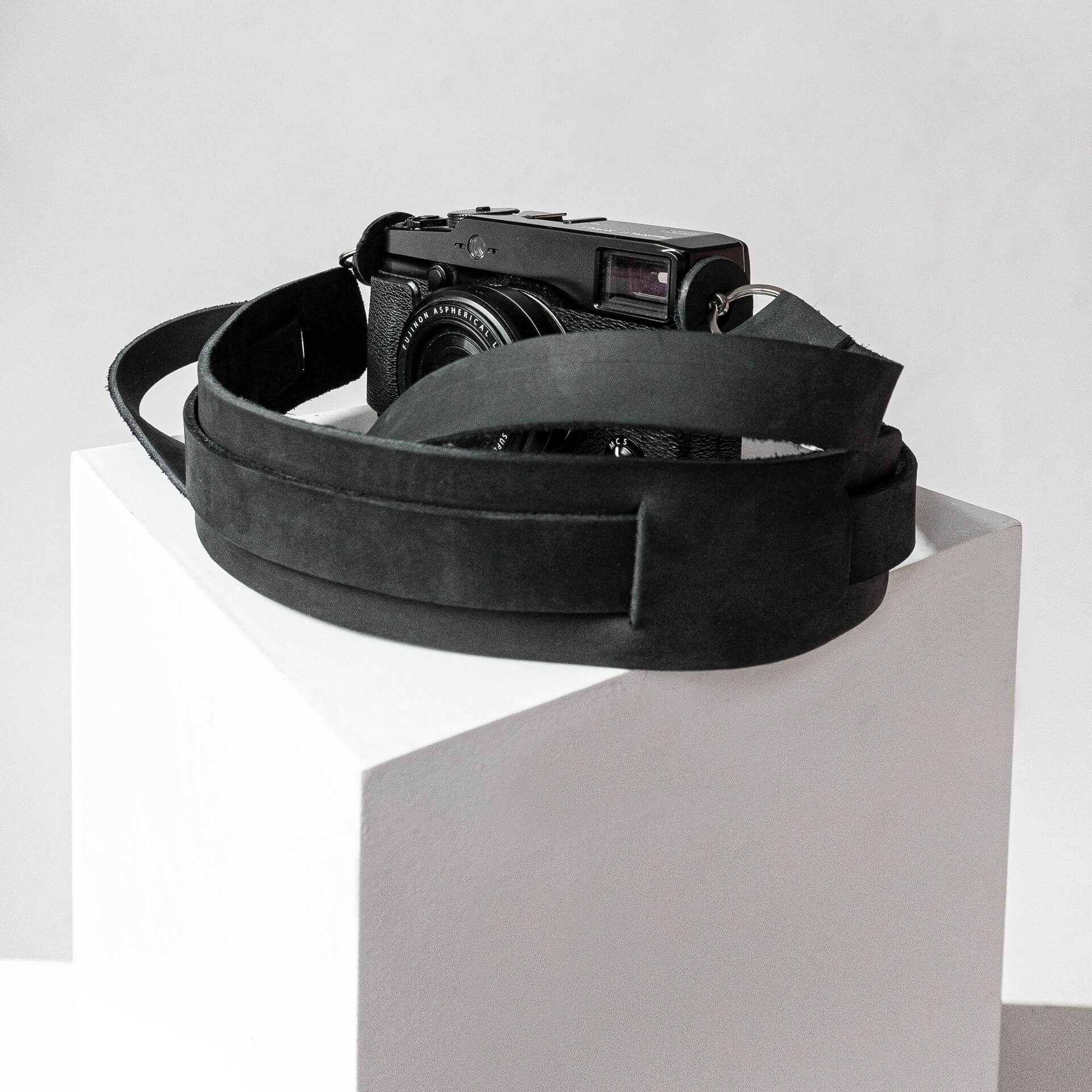 Detailaufnahme Kameragurt HAN in der Farbe Kohle.