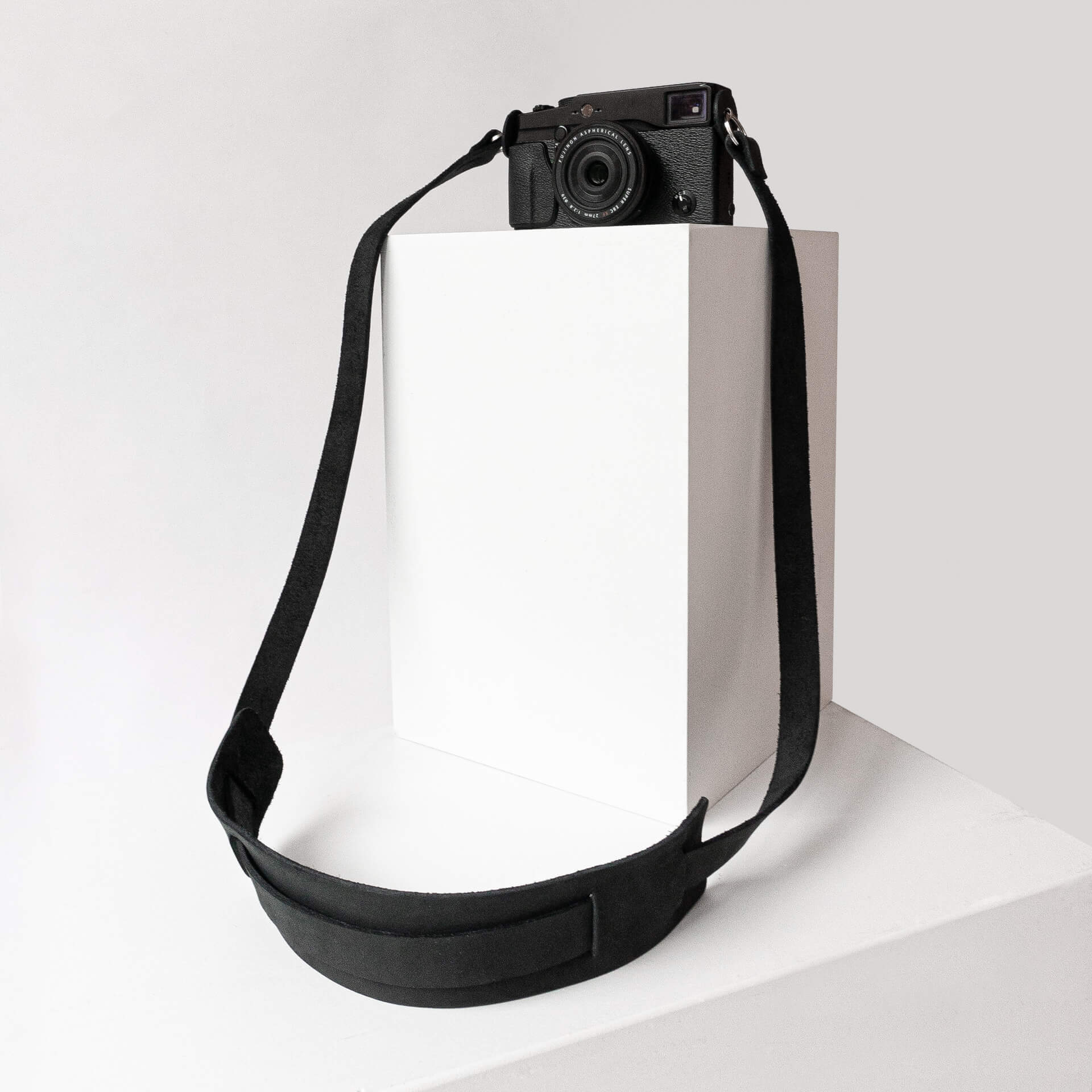 Kameragurt HAN in der Farbe Kohle.