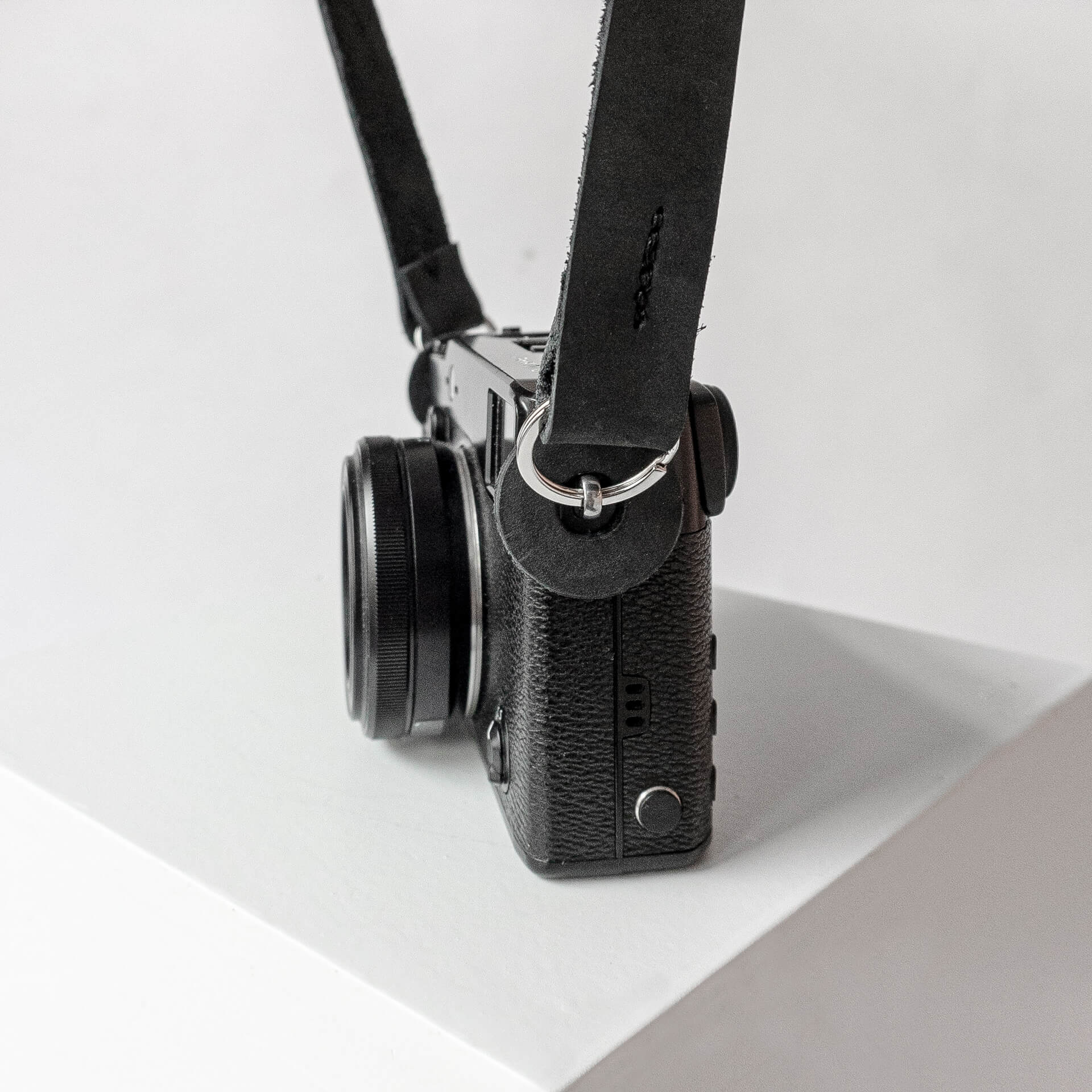 Detailaufnahme Kameragurt HAN in der Farbe Kohle.