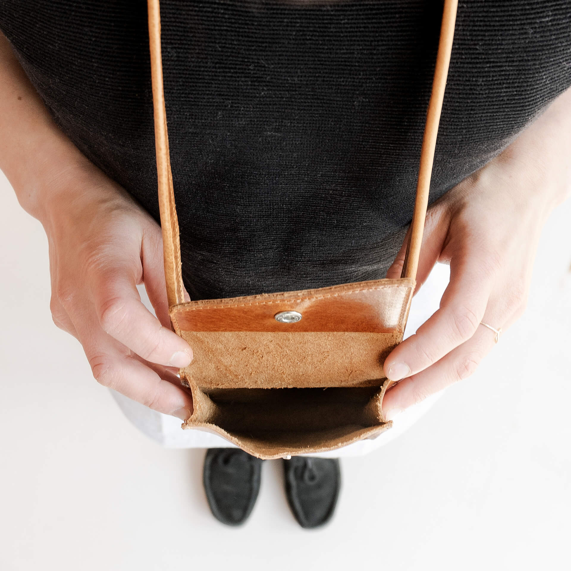 Mood Shot Handytasche Brustbeutel IRA aus nachhaltigem Naturleder in Cognac geölt aufgeklappt von oben von Model getragen