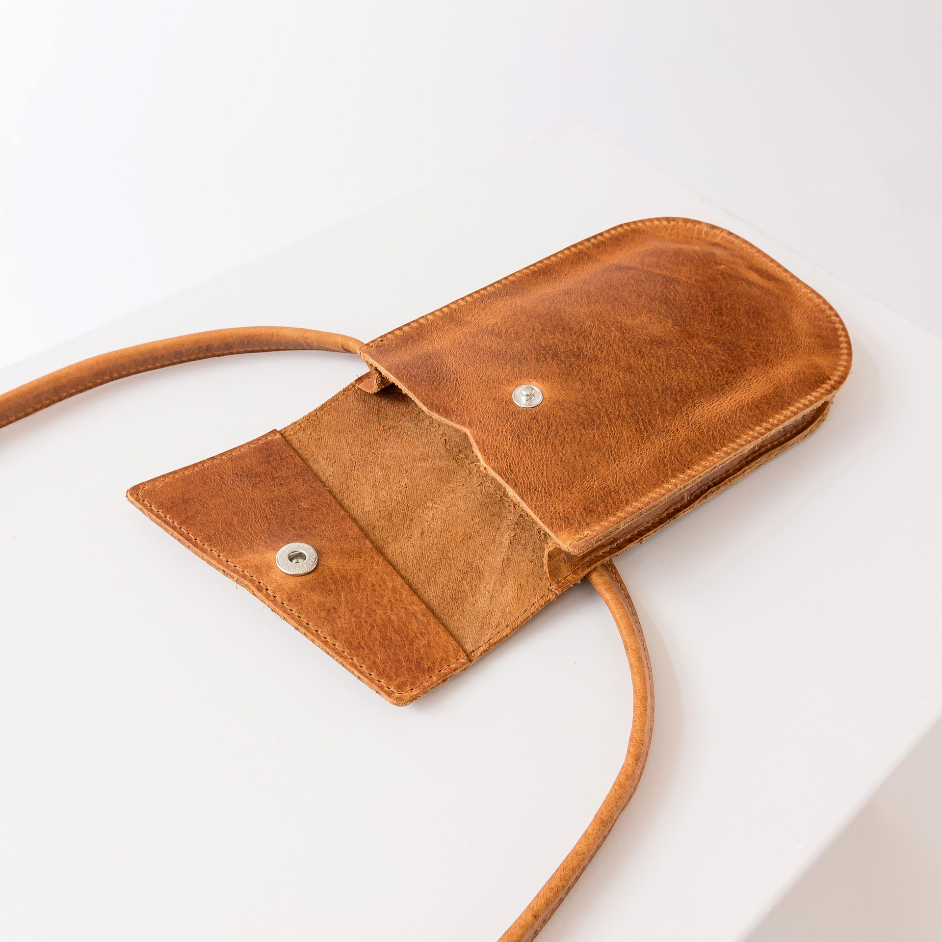 Handytasche Brustbeutel IRA aus nachhaltigem Naturleder in Cognac geölt aufgeklappt mit Druckverschluss