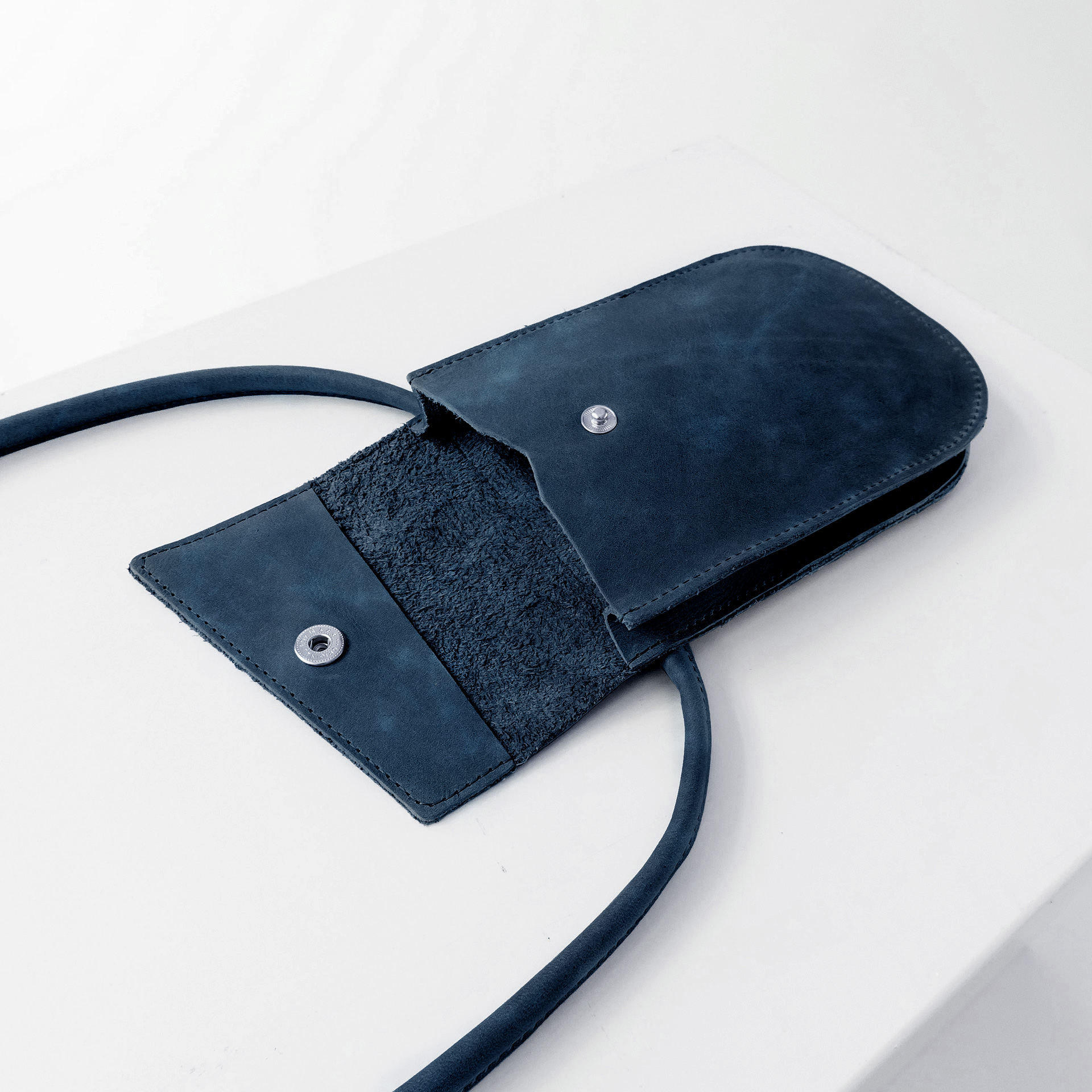 Handytasche Brustbeutel IRA aus nachhaltigem Naturleder in Dunkelblau aufgeklappt mit Druckverschluss