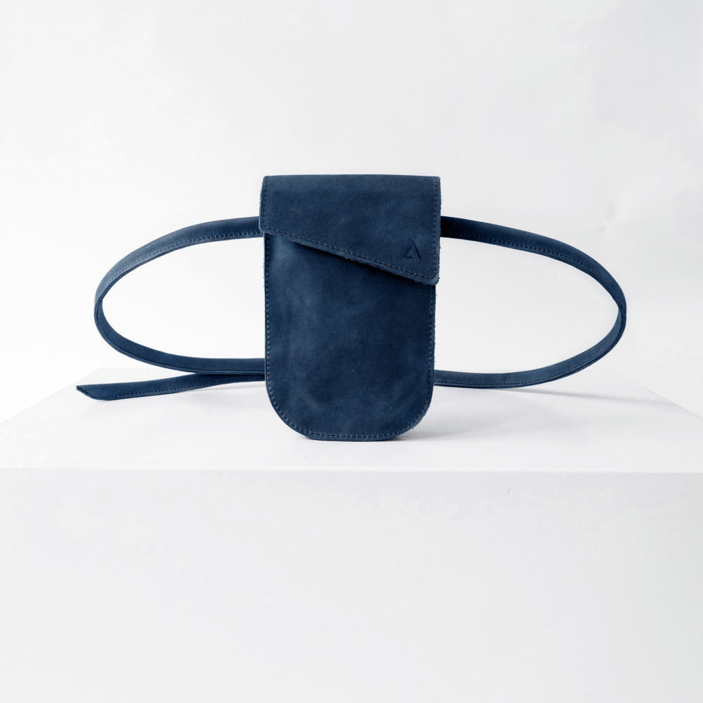 Handytasche Brustbeutel IRA aus nachhaltigem Naturleder in Dunkelblau mit dezenter Logoprägung und langem Träger