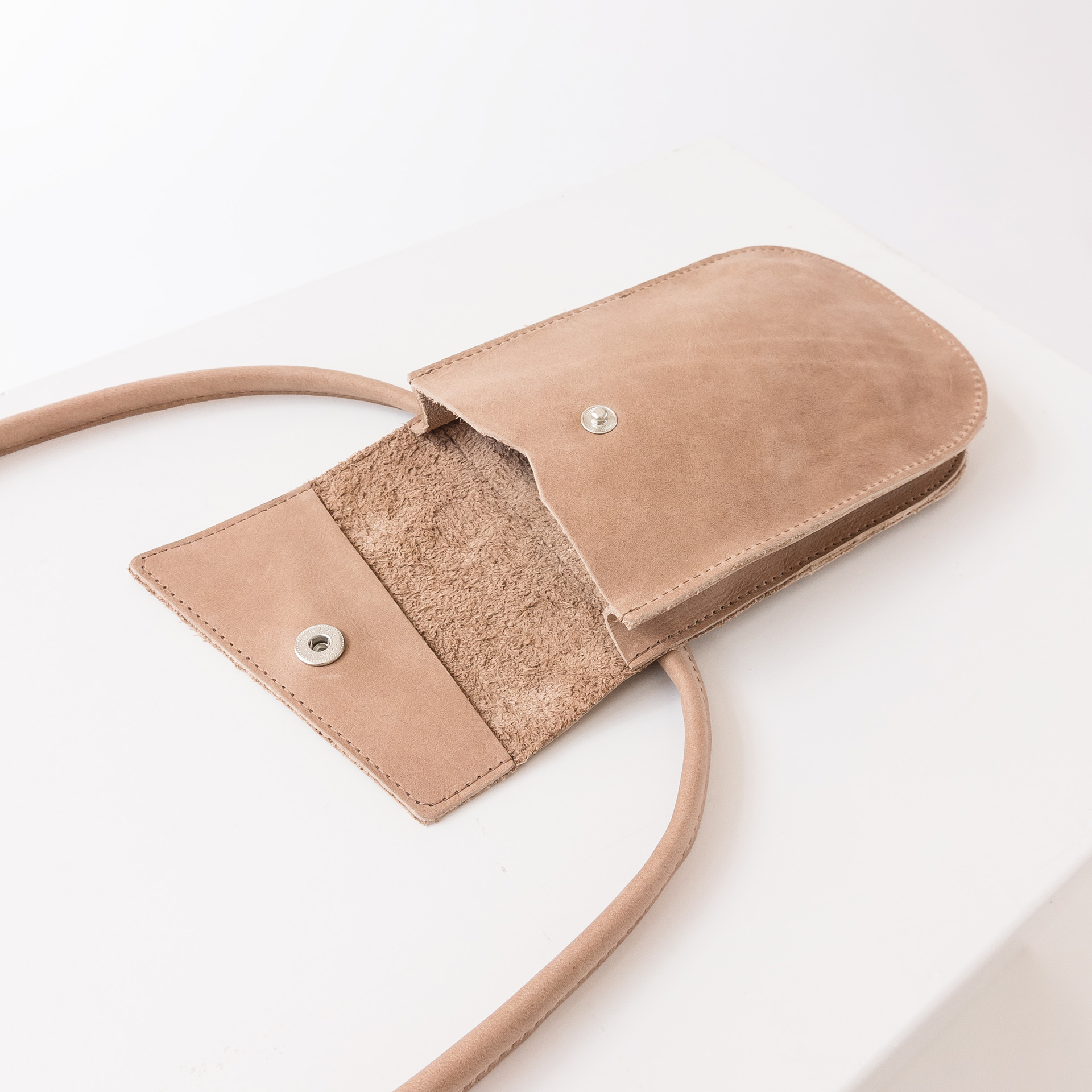 Handytasche Brustbeutel IRA aus nachhaltigem Naturleder in Hellbraun aufgeklappt mit Druckverschluss