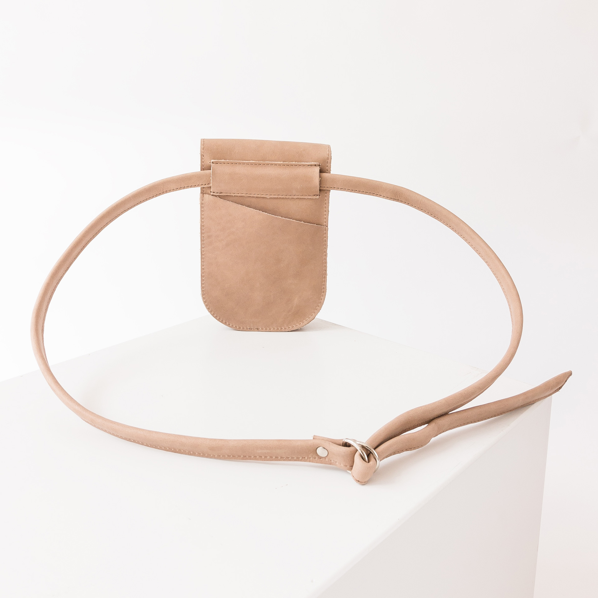 Rückseite der Handytasche IRA aus nachhaltigem Naturleder in Hellbraun mit langem Träger und kleinem Steckfach