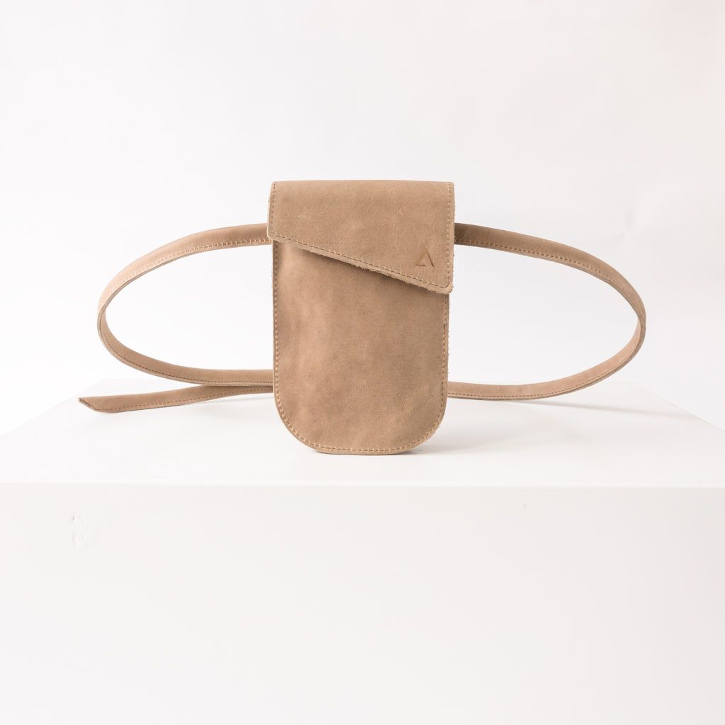 Handytasche Brustbeutel IRA aus nachhaltigem Naturleder in Hellbraun mit dezenter Logoprägung und langem Träger