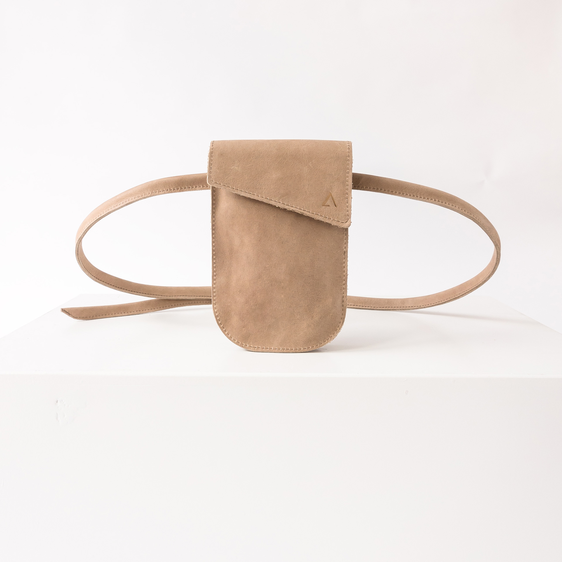 Handytasche Brustbeutel IRA aus nachhaltigem Naturleder in Hellbraun mit dezenter Logoprägung und langem Träger