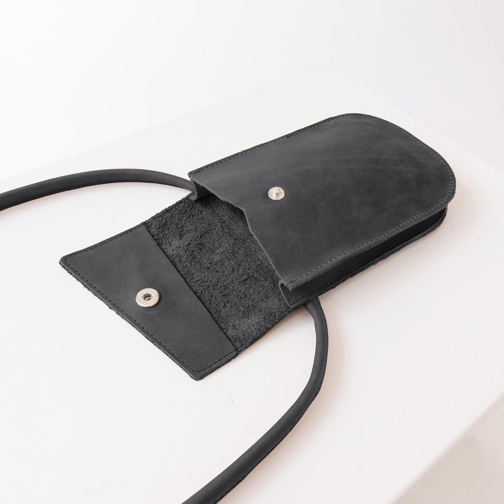 Handytasche Brustbeutel IRA aus nachhaltigem Naturleder in Kohle aufgeklappt mit Druckverschluss