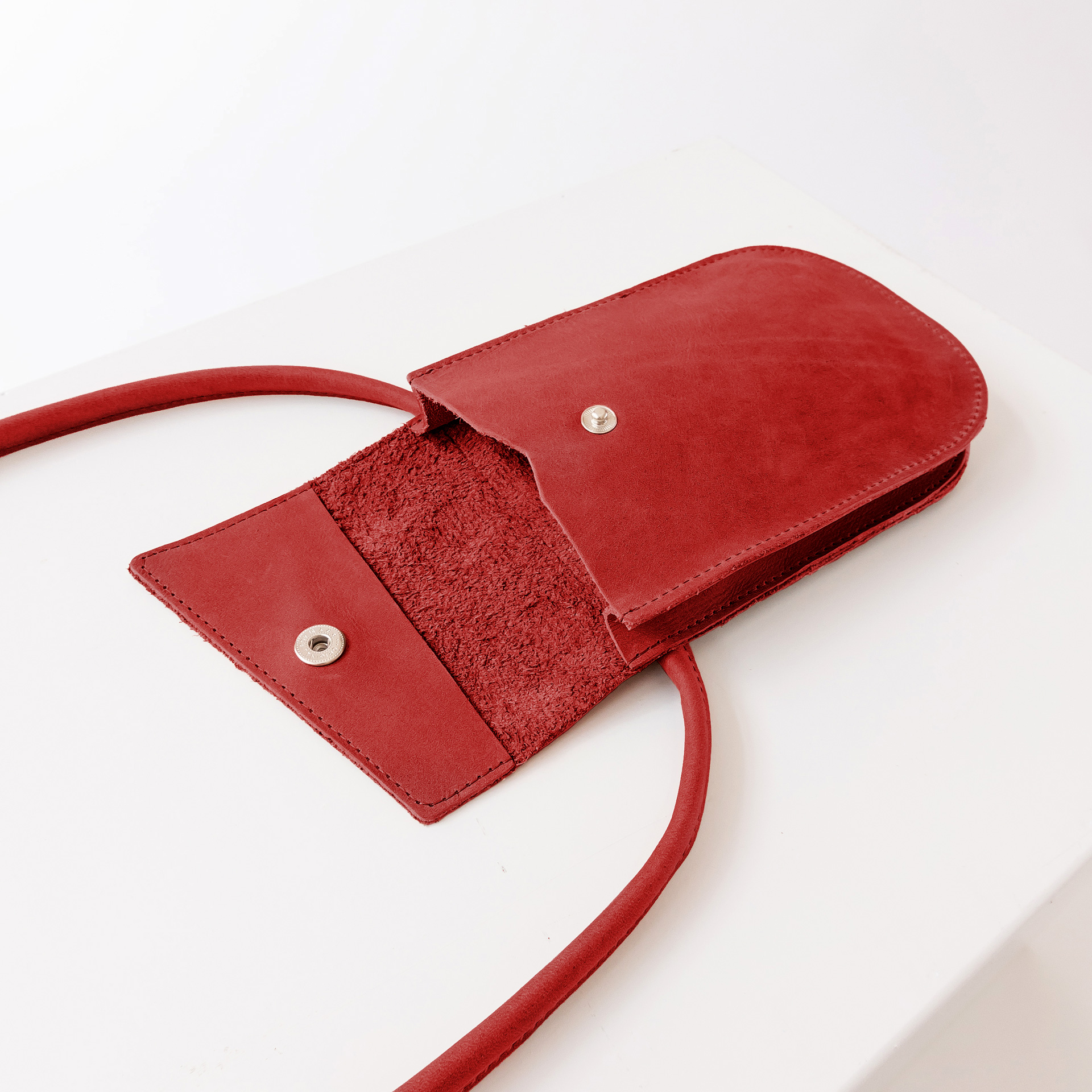 Handytasche Brustbeutel IRA aus nachhaltigem Naturleder in Rot aufgeklappt mit Druckverschluss