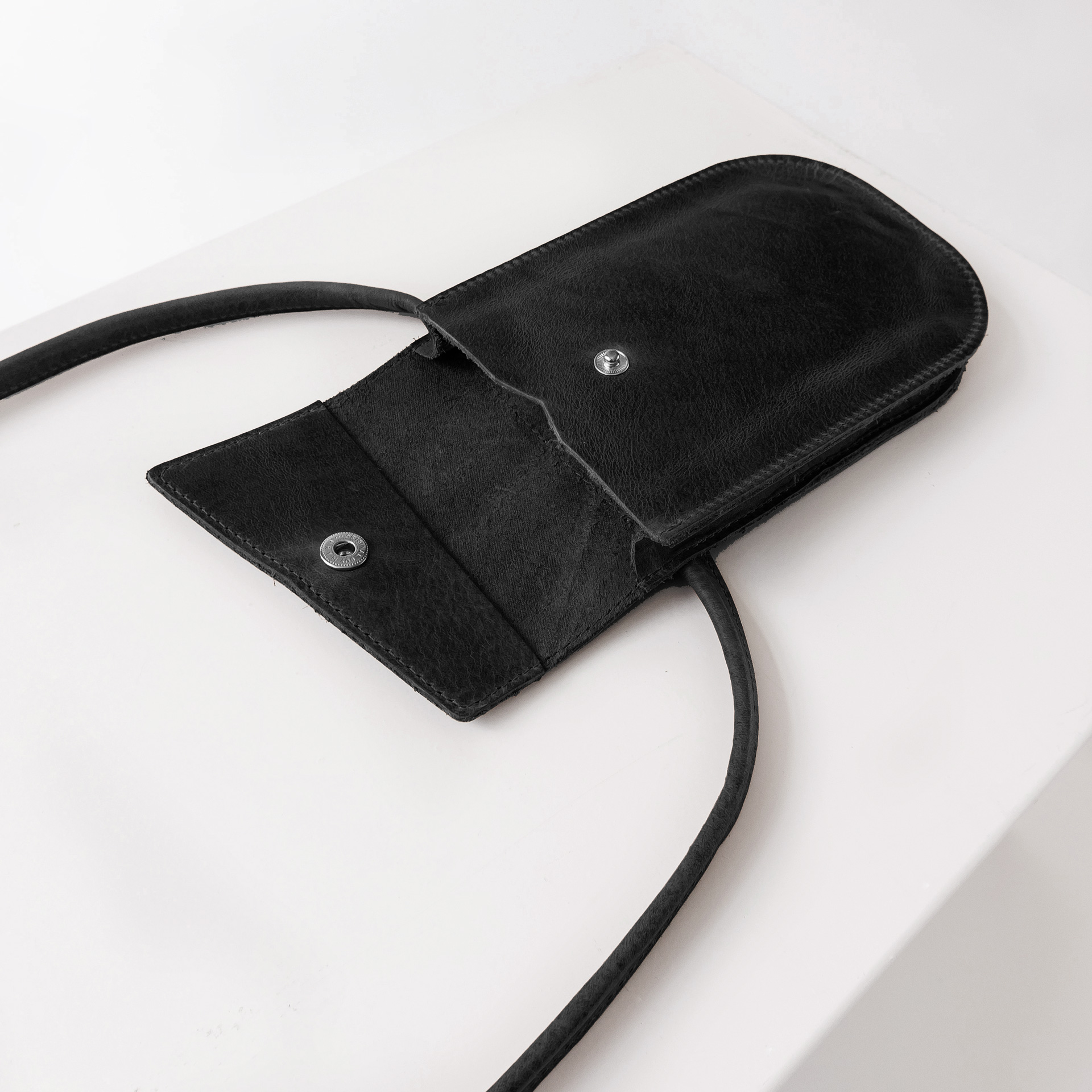 Handytasche Brustbeutel IRA aus nachhaltigem Naturleder in Schwarz geölt aufgeklappt mit Druckverschluss