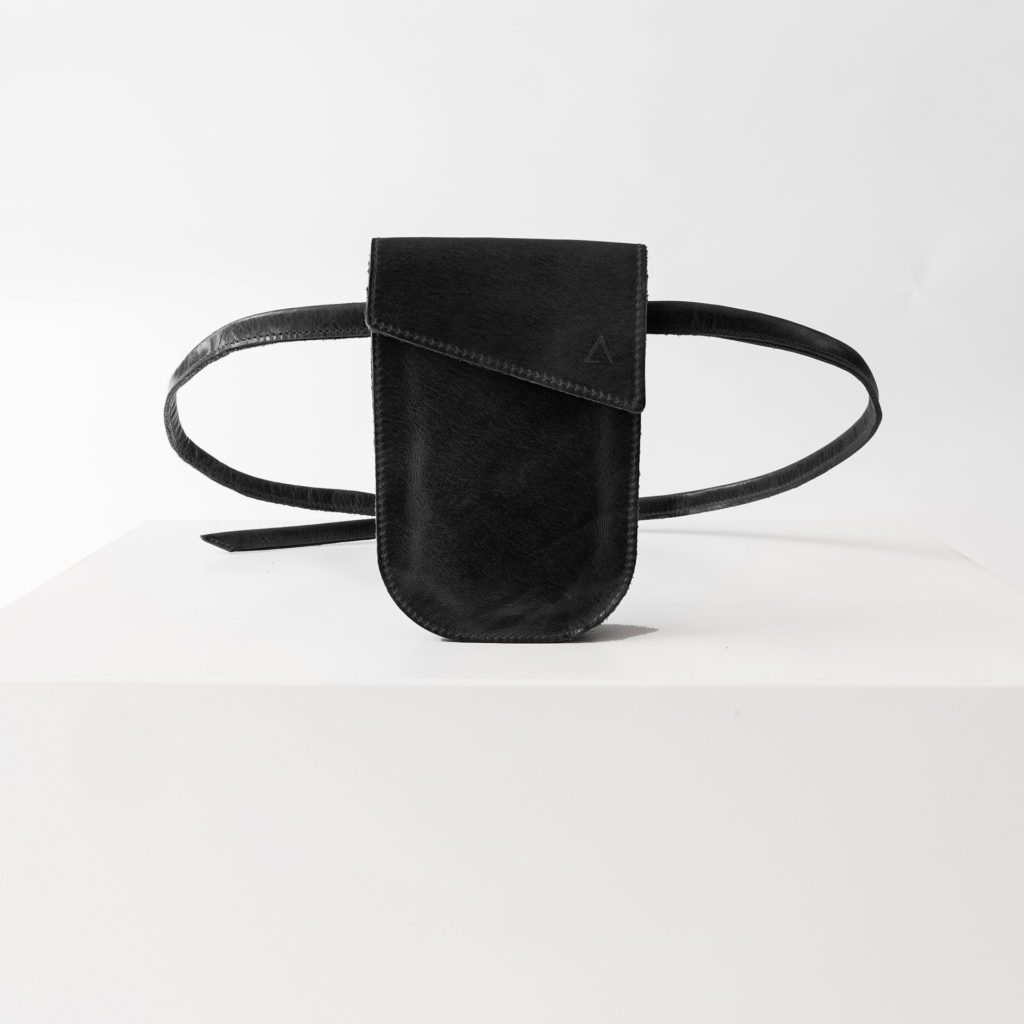 Handytasche Brustbeutel IRA aus nachhaltigem Naturleder in Schwarz geölt mit dezenter Logoprägung und langem Träger