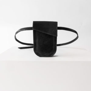 Handytasche Brustbeutel IRA aus nachhaltigem Naturleder in Schwarz geölt mit dezenter Logoprägung und langem Träger