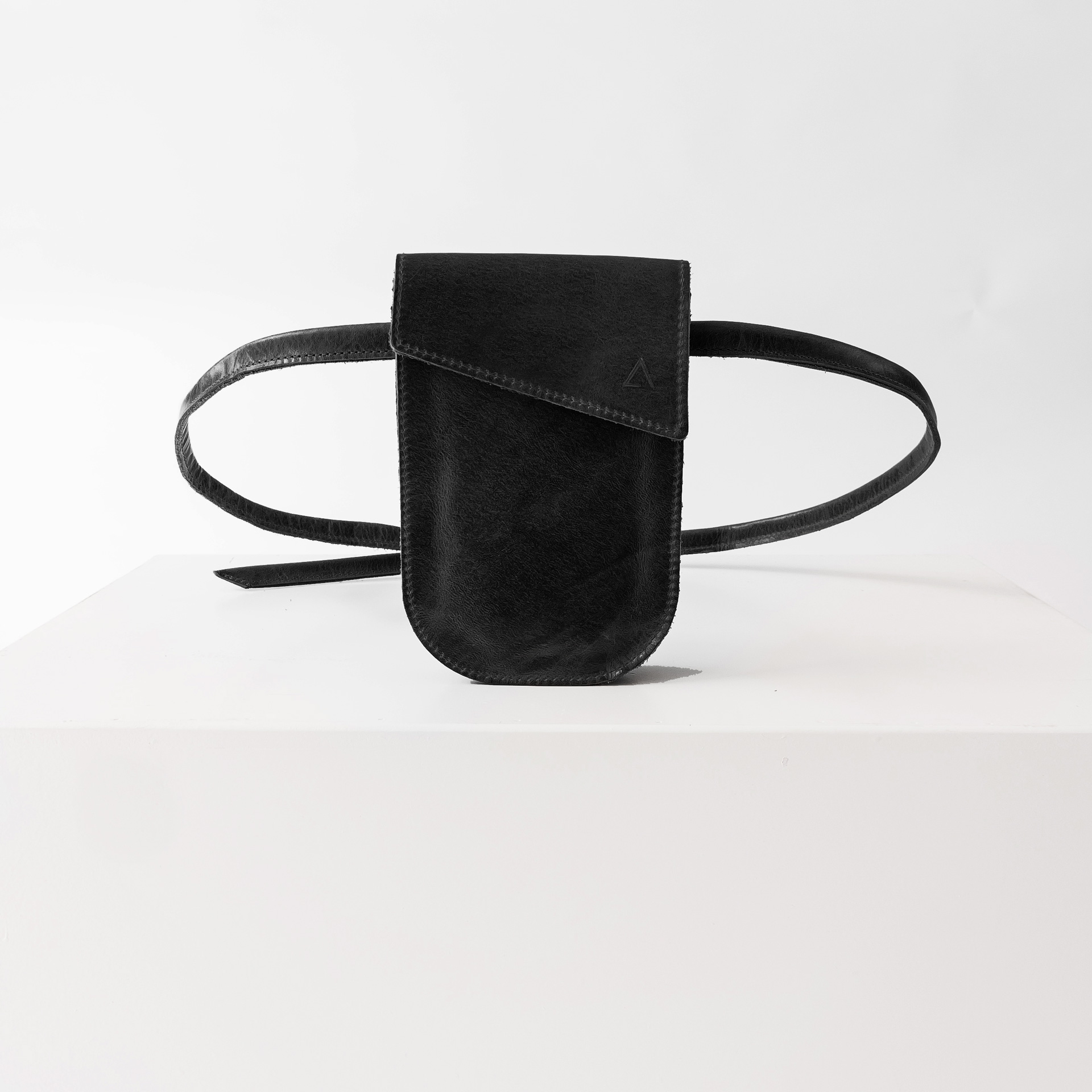 Handytasche Brustbeutel IRA aus nachhaltigem Naturleder in Schwarz geölt mit dezenter Logoprägung und langem Träger