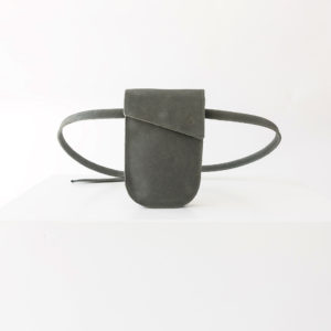 Handytasche Brustbeutel IRA aus nachhaltigem Naturleder in Steingrau mit dezenter Logoprägung und langem Träger