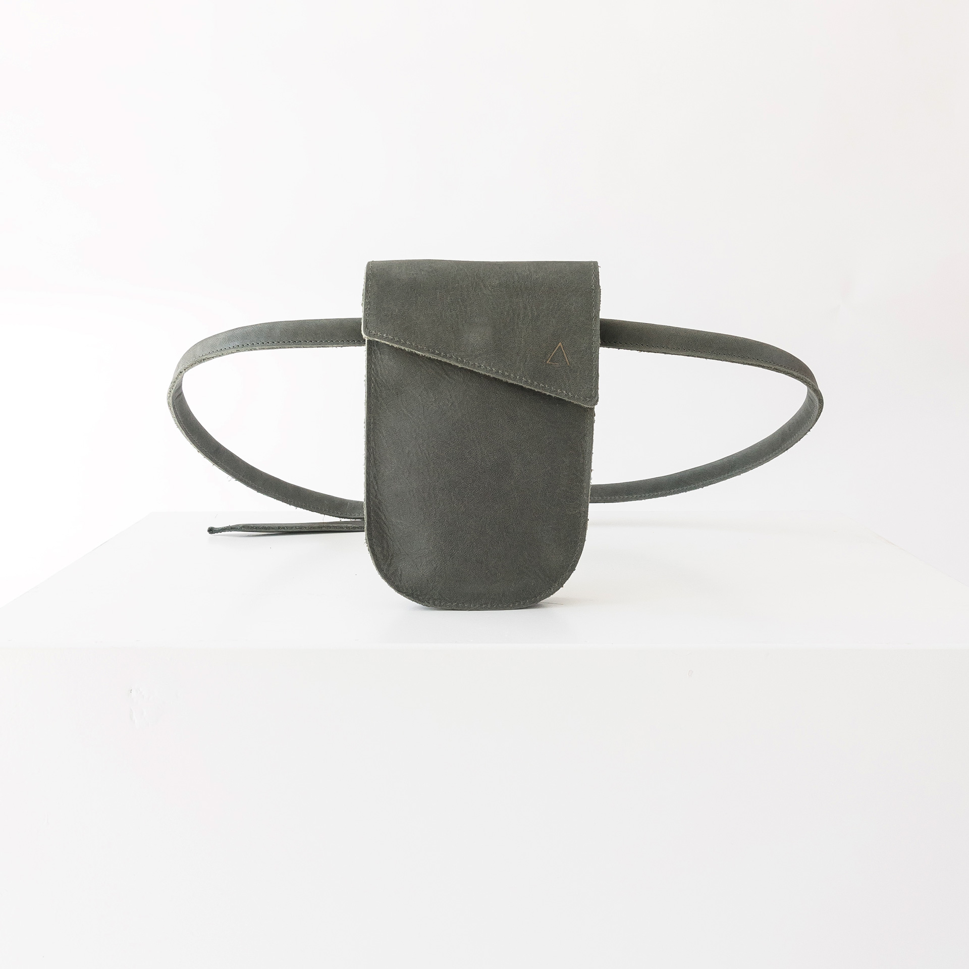 Handytasche Brustbeutel IRA aus nachhaltigem Naturleder in Steingrau mit dezenter Logoprägung und langem Träger