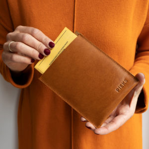 Impfpasshülle PIK in Cognac geölt.