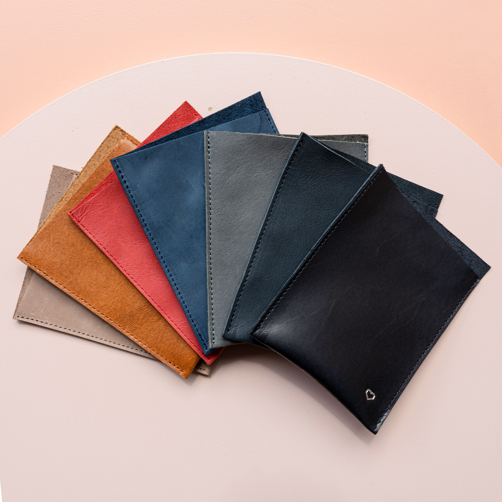 IMPFPASSHUELLE-PIK-Naturleder-mit-Namen-Text-Franziska-Klee-Corona-cognac-geoelt-03