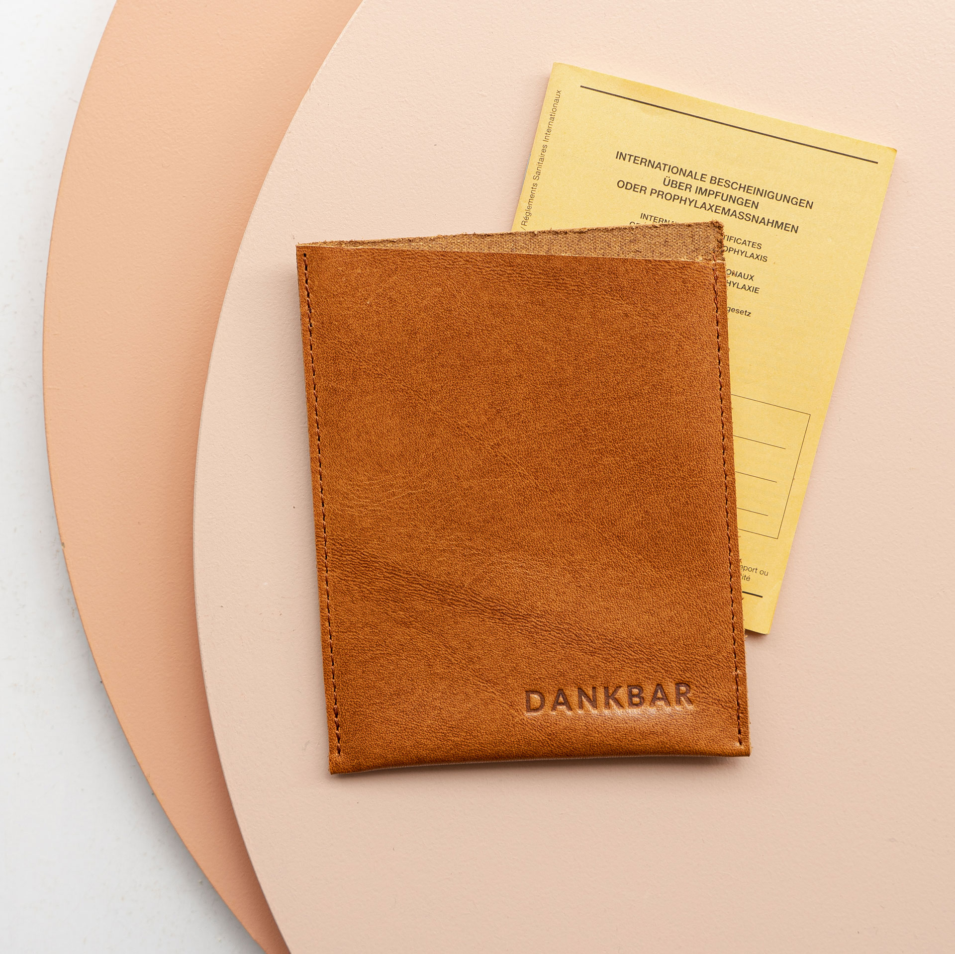 IMPFPASSHUELLE-PIK-Naturleder-mit-Namen-Text-Franziska-Klee-Corona-cognac-geoelt-06