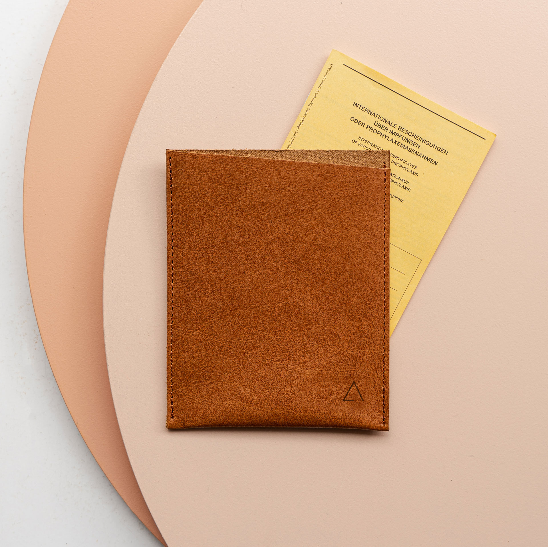 Impfpasshülle PIK aus nachhaltigem Naturleder in Cognac geölt mit dezenter Logoprägung.